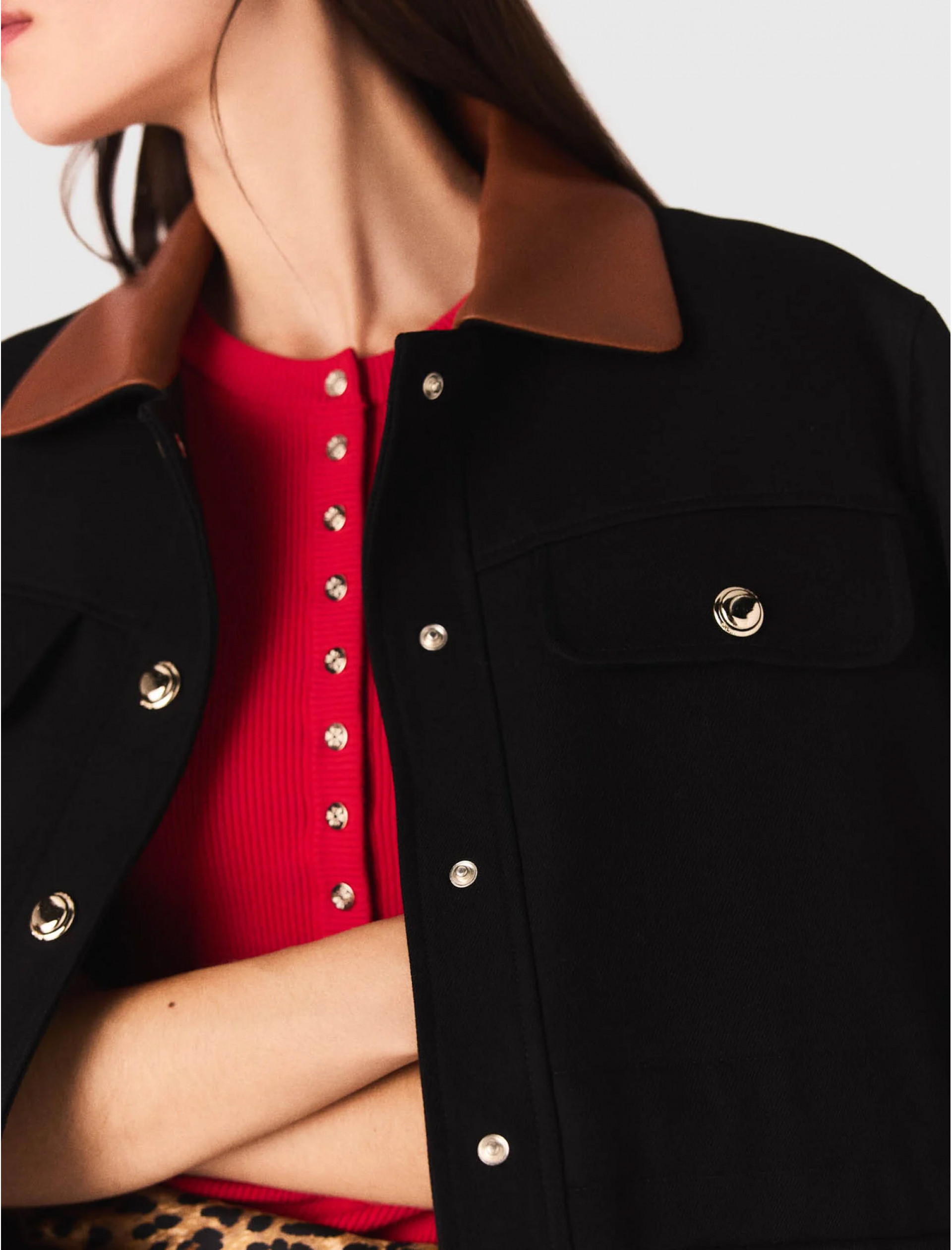 Женское пальто-рубашка с кожаным воротником