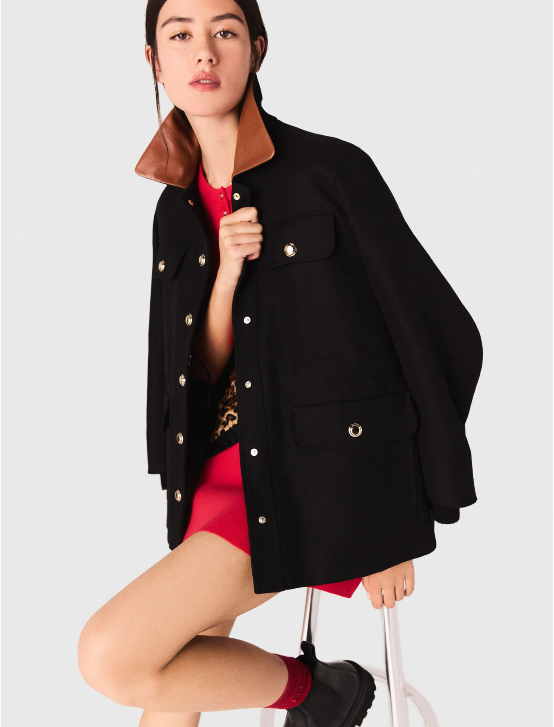 Женское пальто-рубашка с кожаным воротником