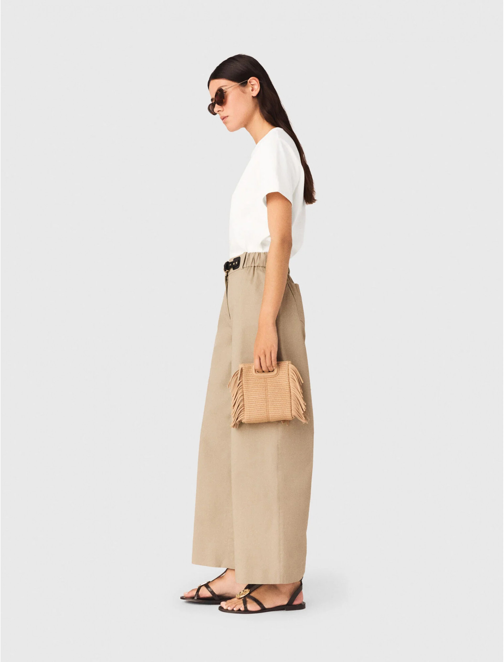 Жіноча біла футболка з вишитим логотипом Жіноча біла футболка з вишитим логотипом