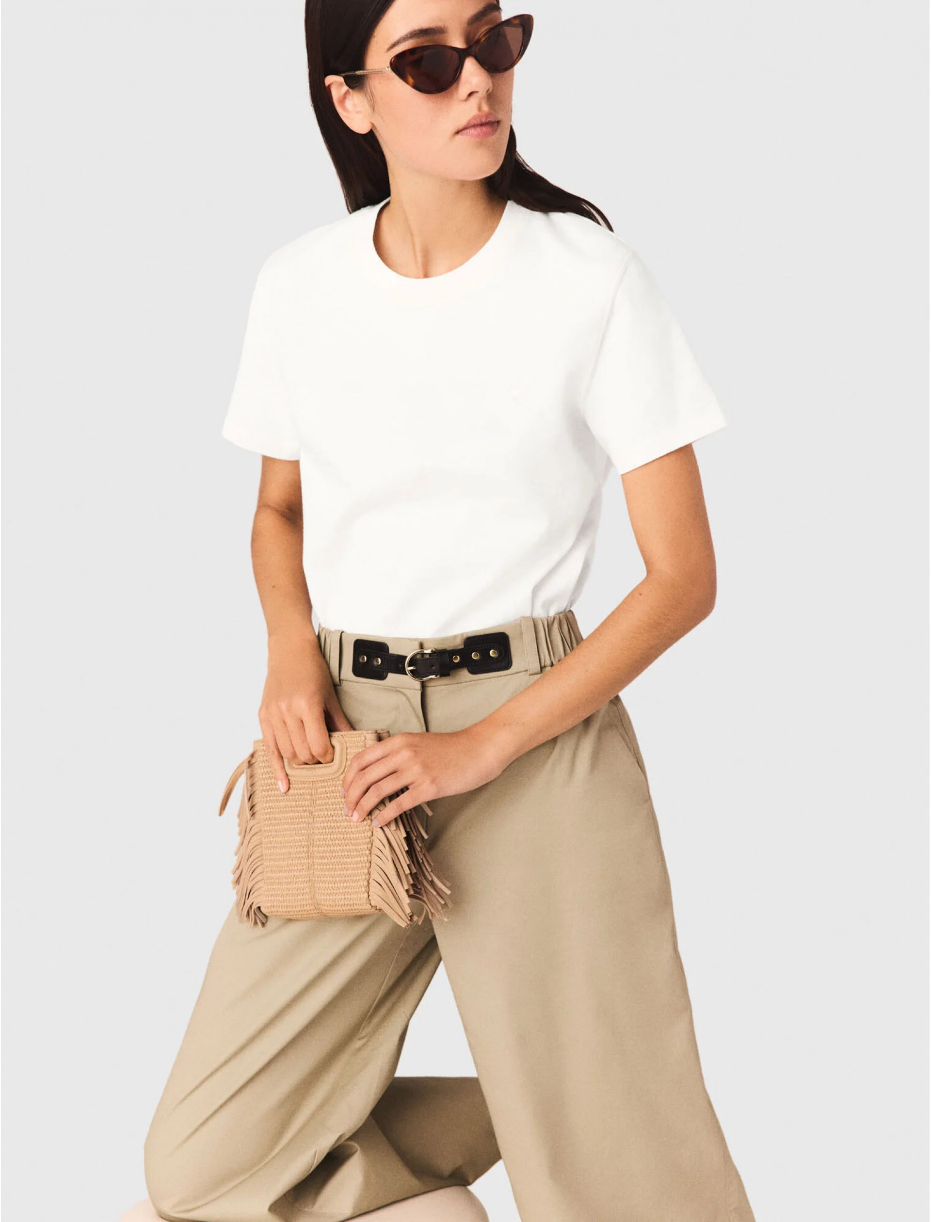 Жіноча біла футболка з вишитим логотипом Жіноча біла футболка з вишитим логотипом