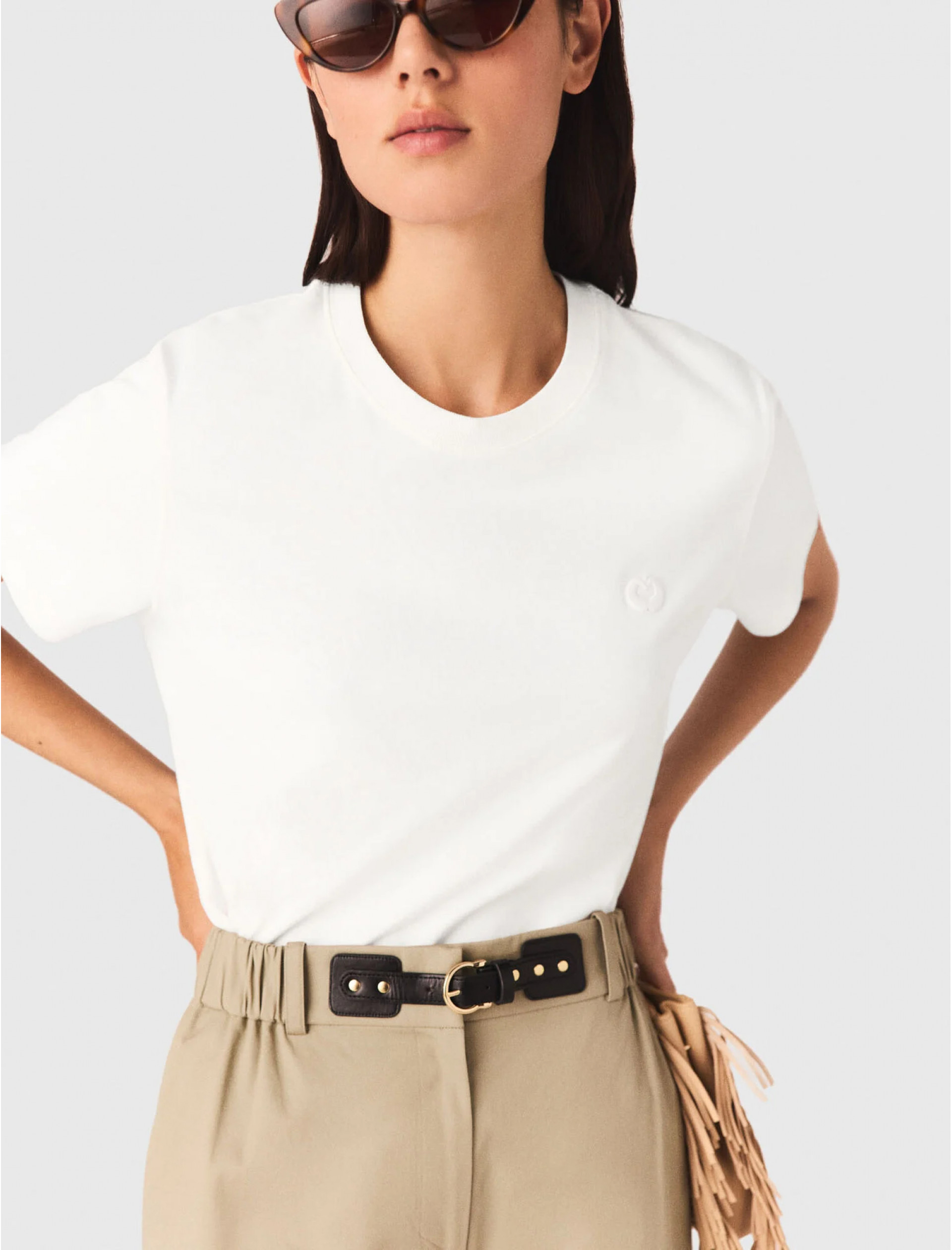 Жіноча біла футболка з вишитим логотипом Жіноча біла футболка з вишитим логотипом