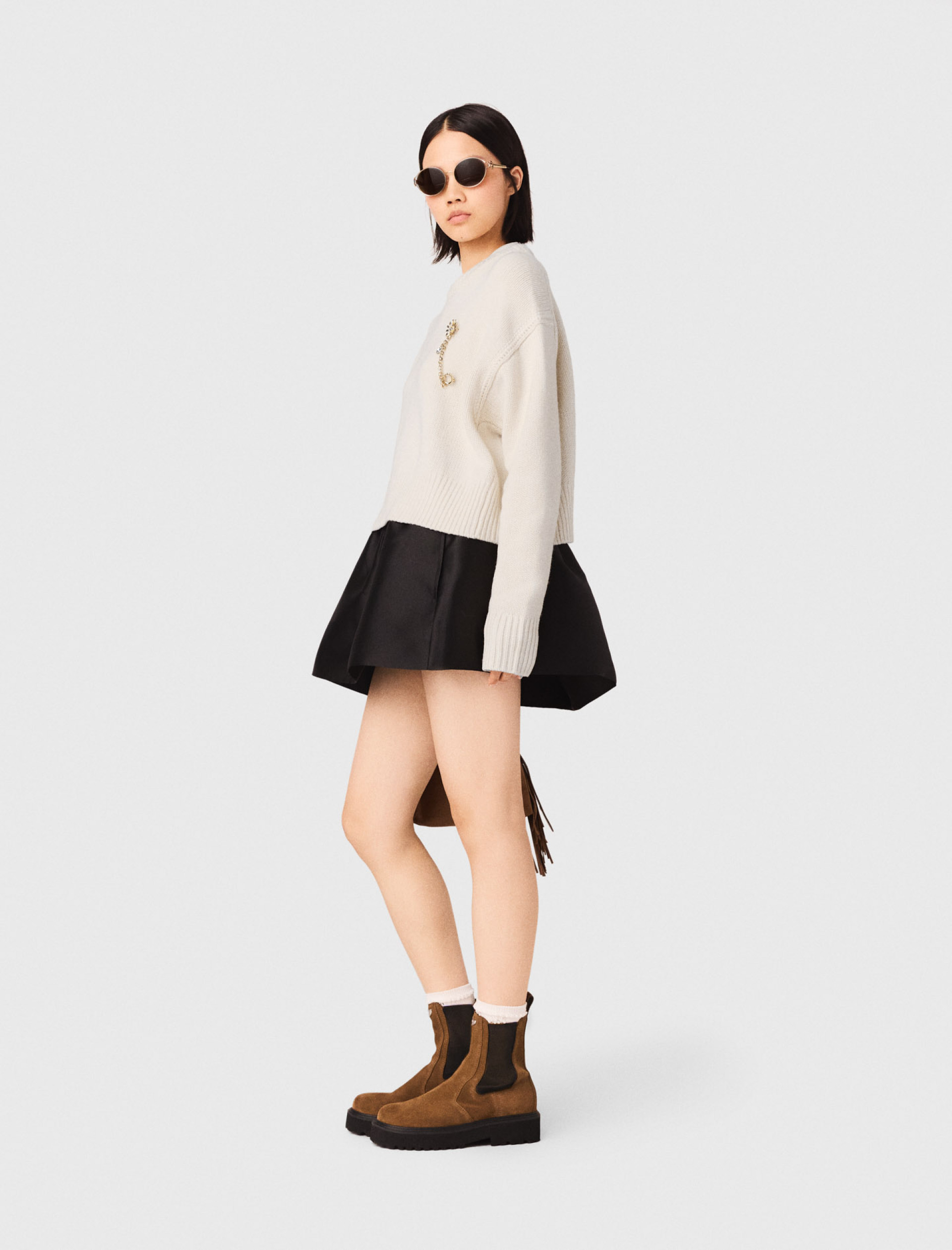 Женский молочный свитер с цветочной брошью