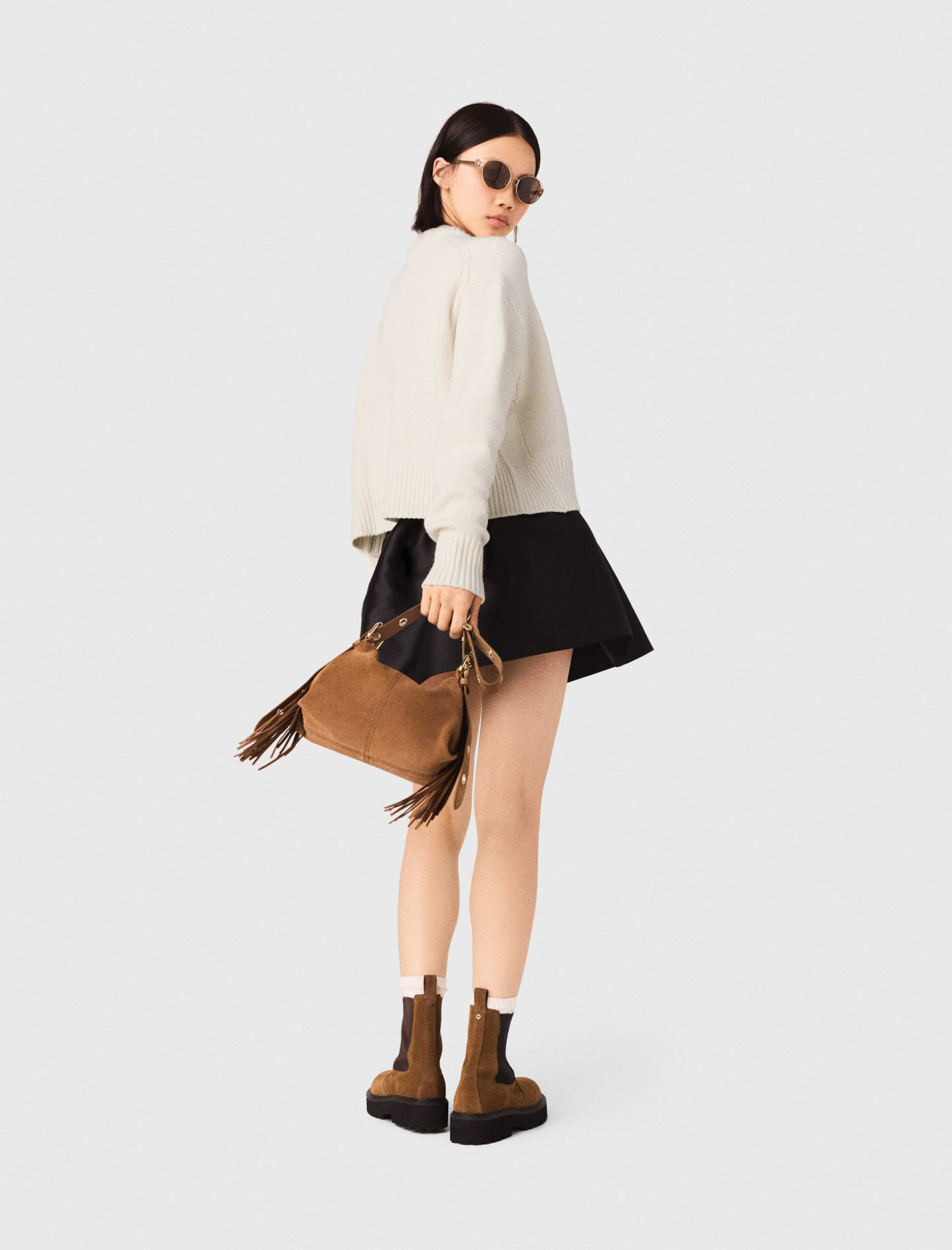 Женский молочный свитер с цветочной брошью