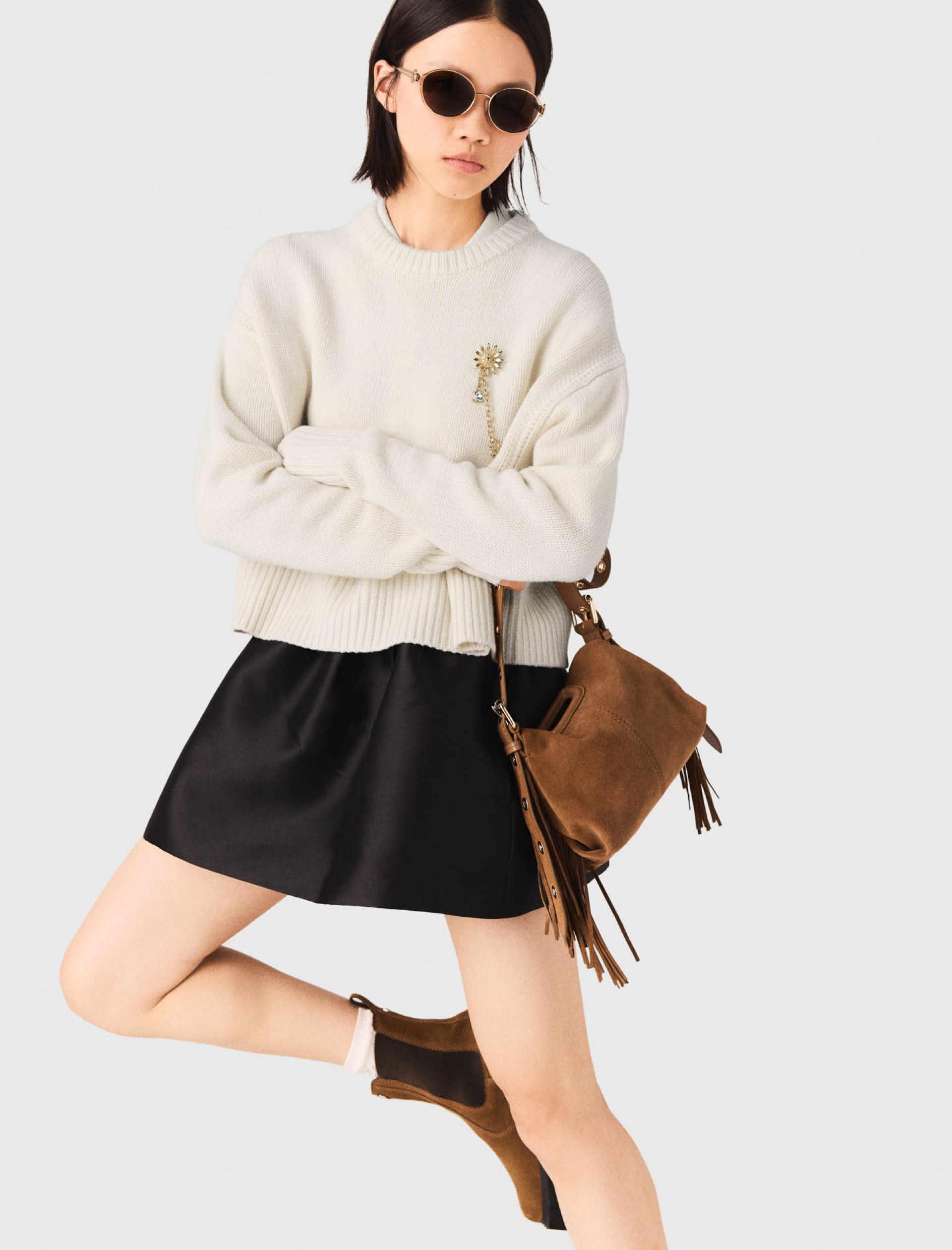 Женский молочный свитер с цветочной брошью