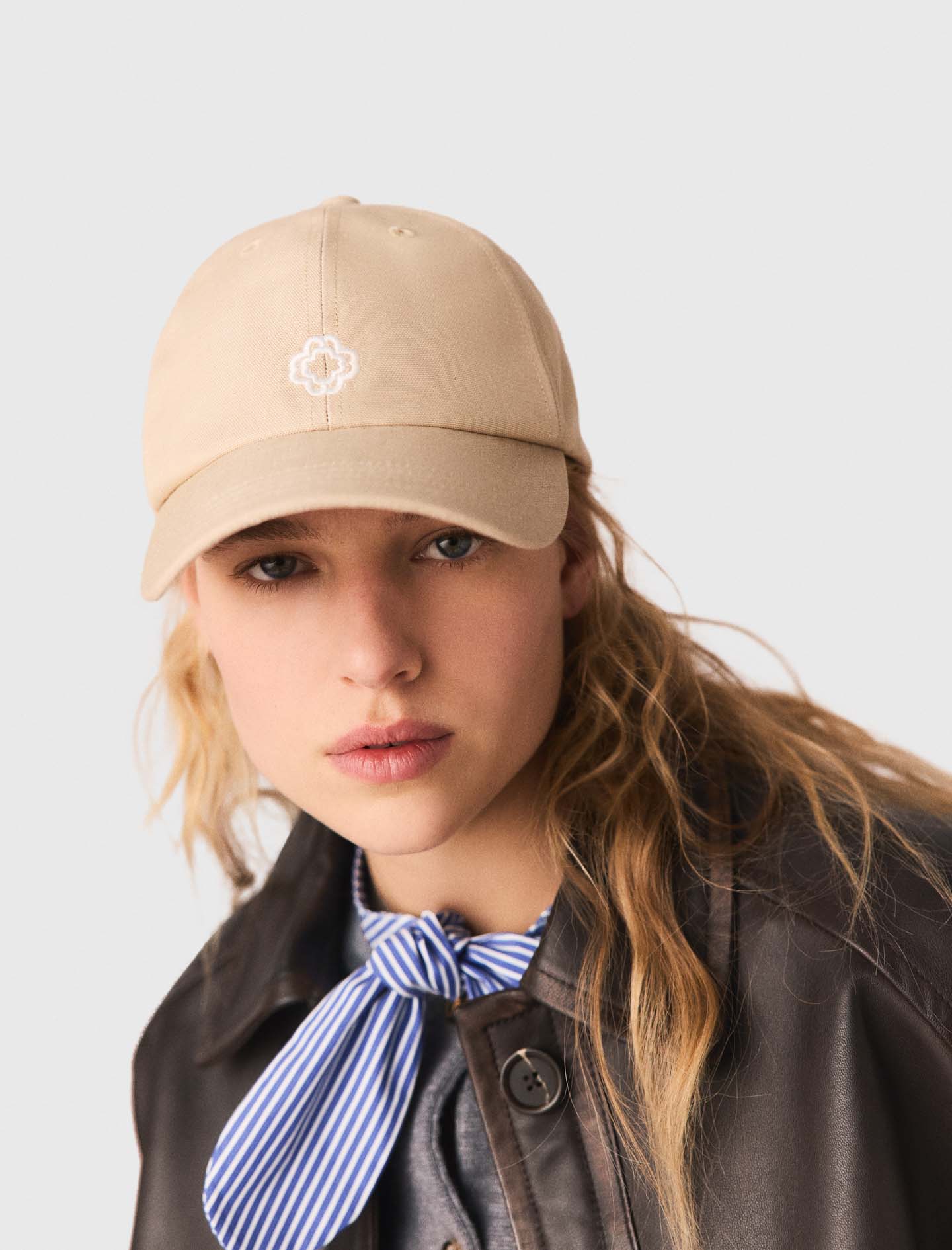 Женская коричневая кожаная куртка