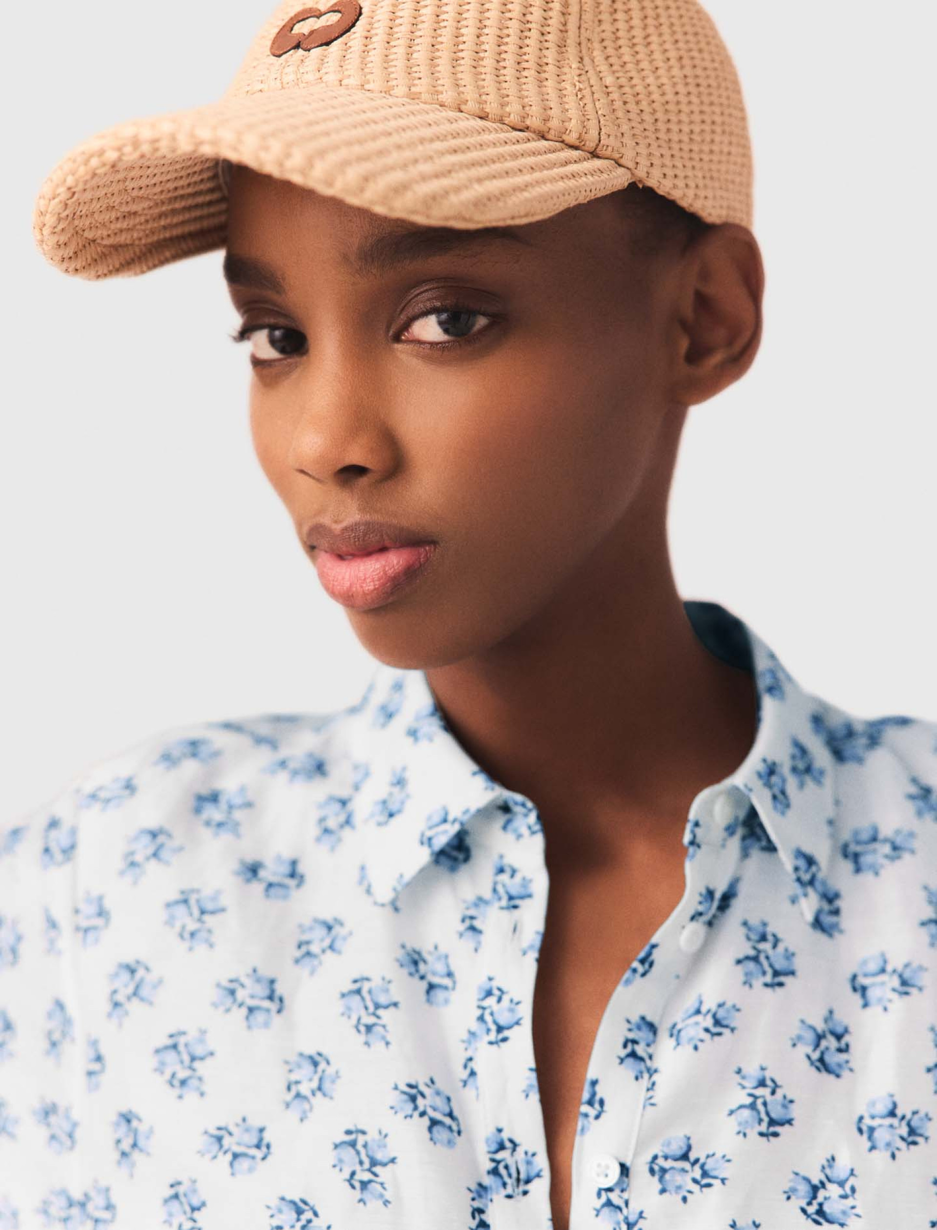 Жіноча бежева фактурна кепка з логотипом Жіноча бежева фактурна кепка з логотипом