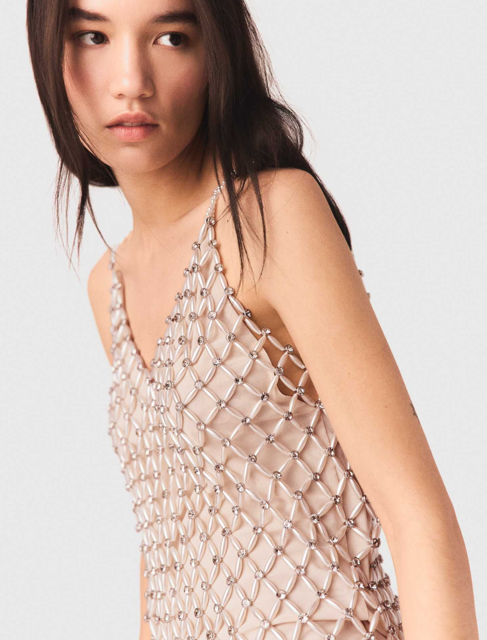 Жіноча коротка сукня, розшита бісером Жіноча коротка сукня, розшита бісером