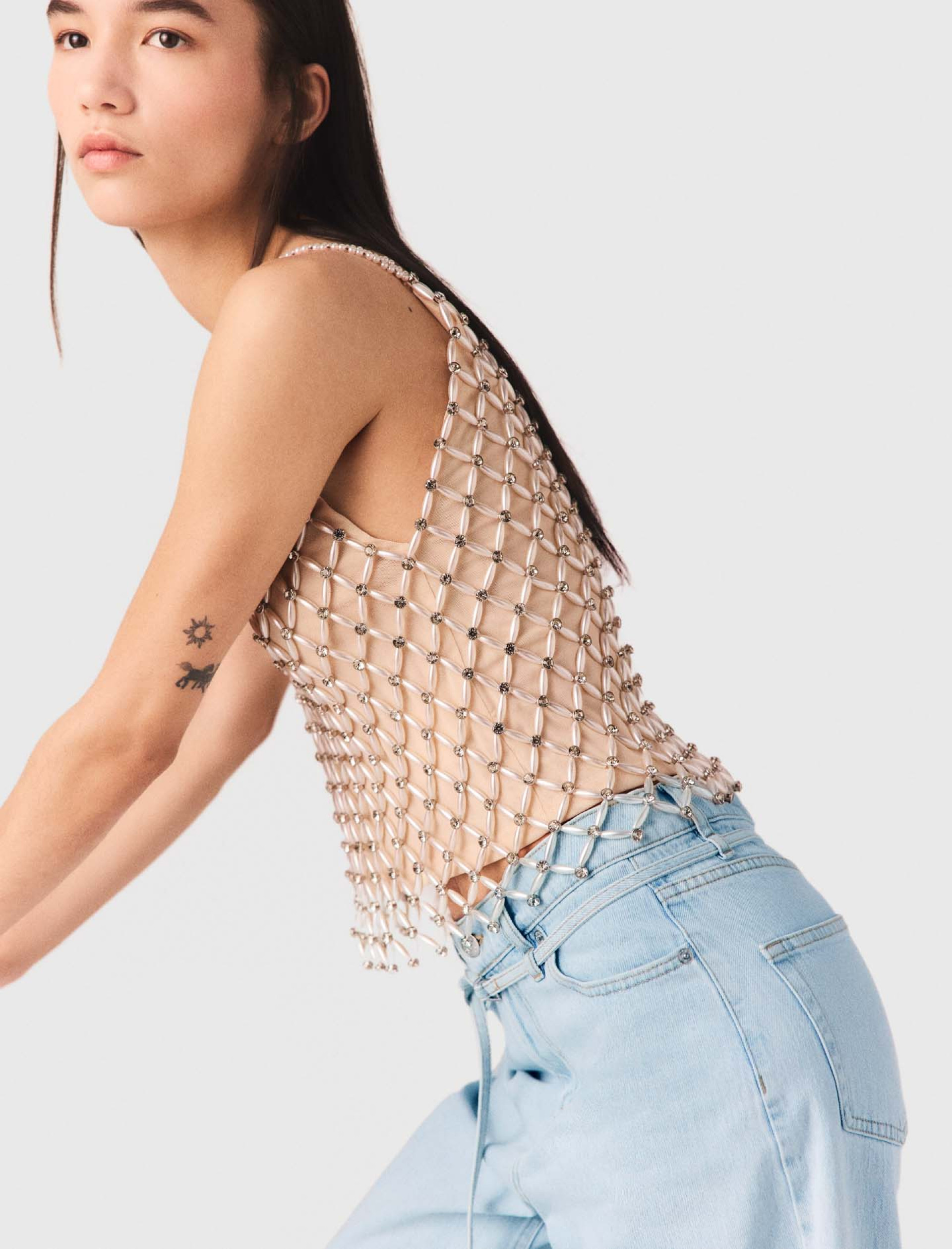 Женский топ, расшитый бисером Женский топ, расшитый бисером