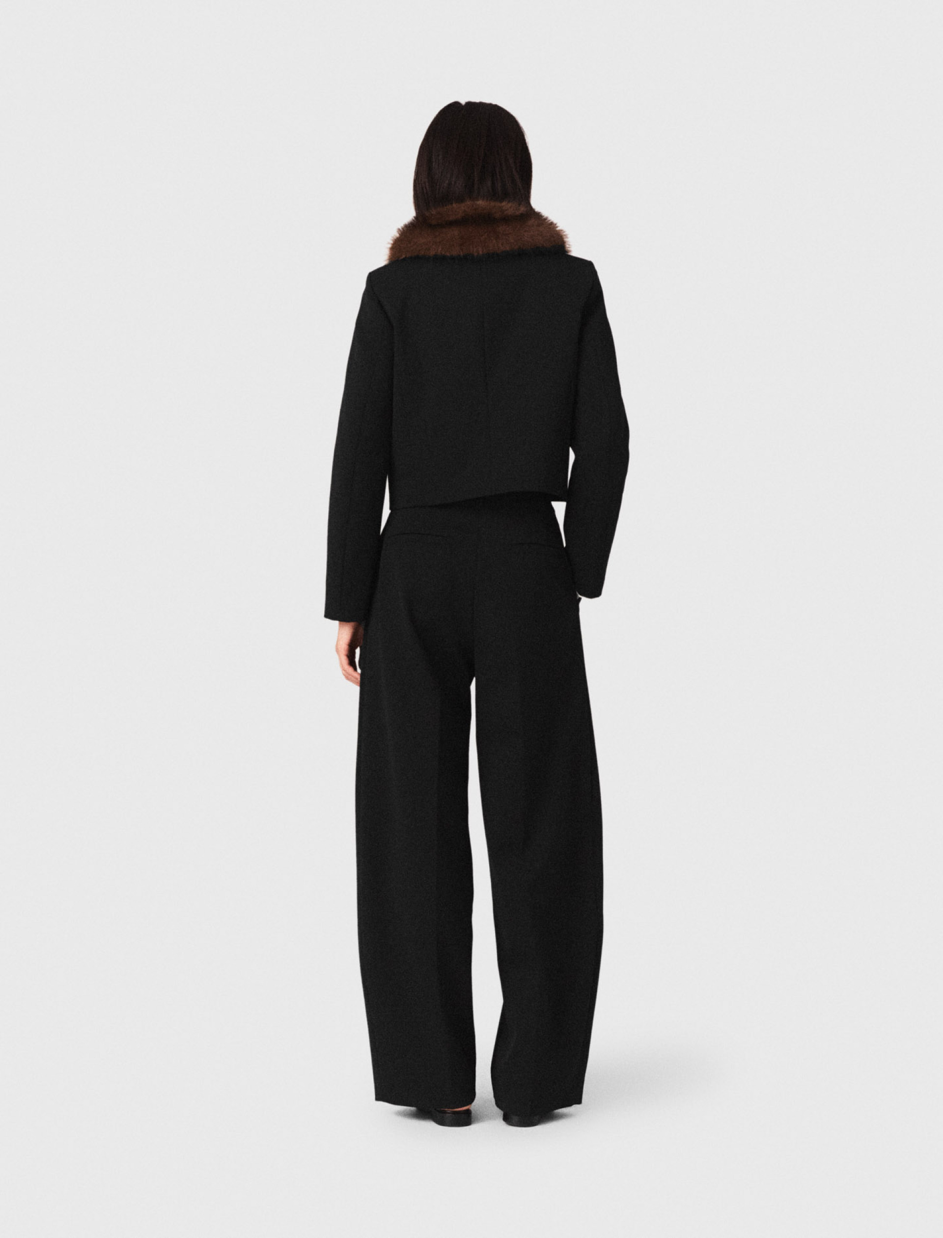 Жіноча коротка куртка зі з'ємним коміром Жіноча коротка куртка зі з'ємним коміром