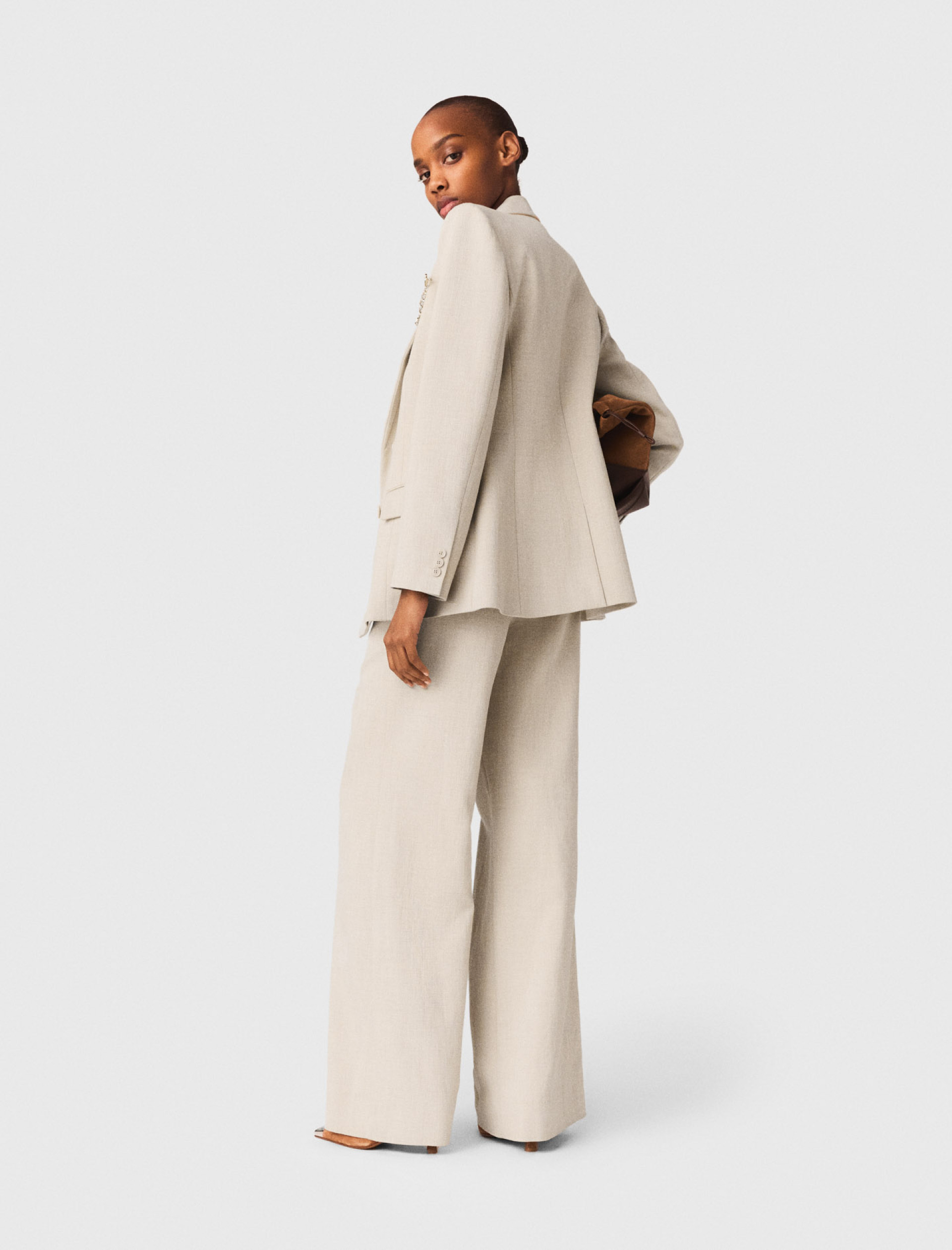 Жіночий жакет приталеного крою з брошкою