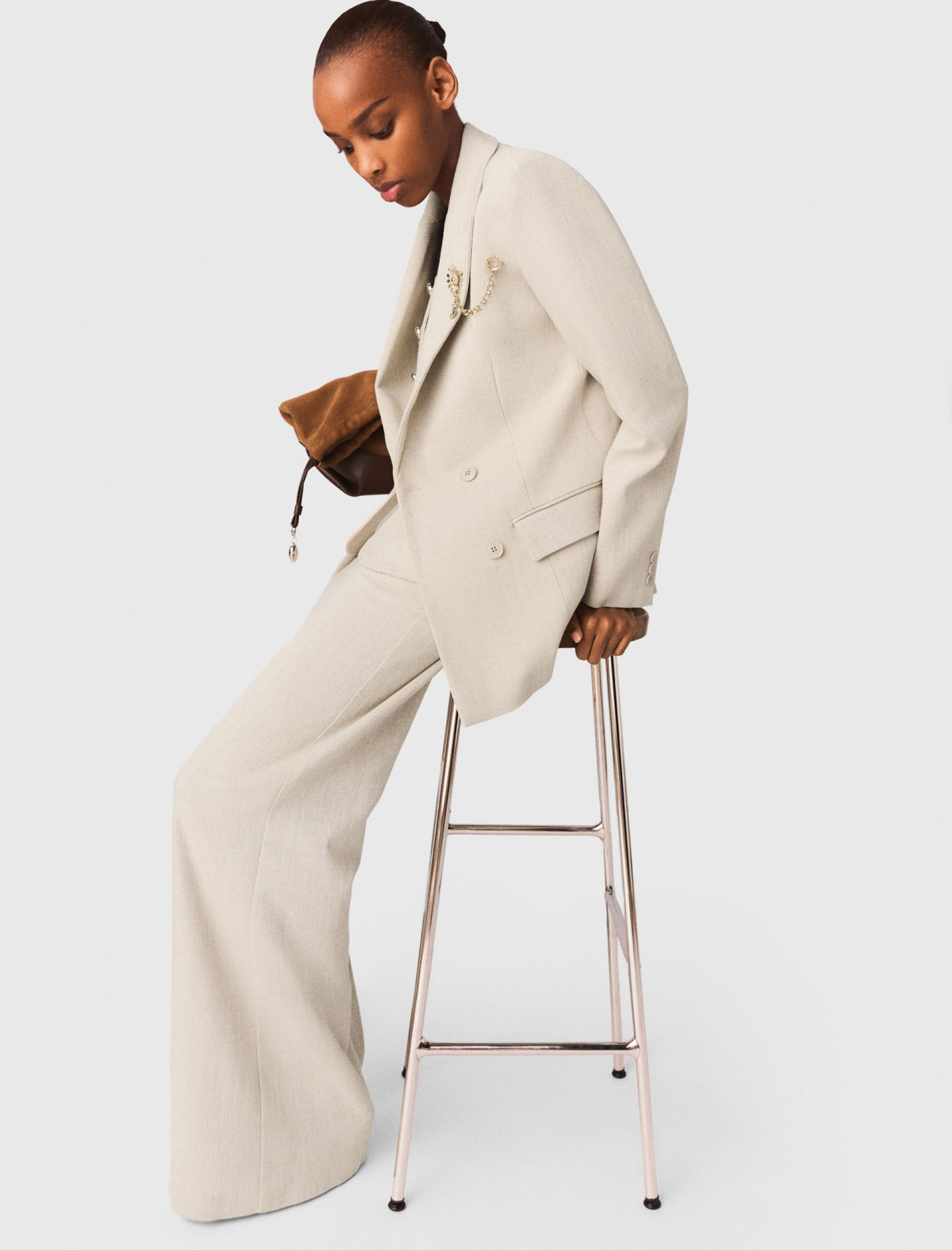 Жіночий жакет приталеного крою з брошкою