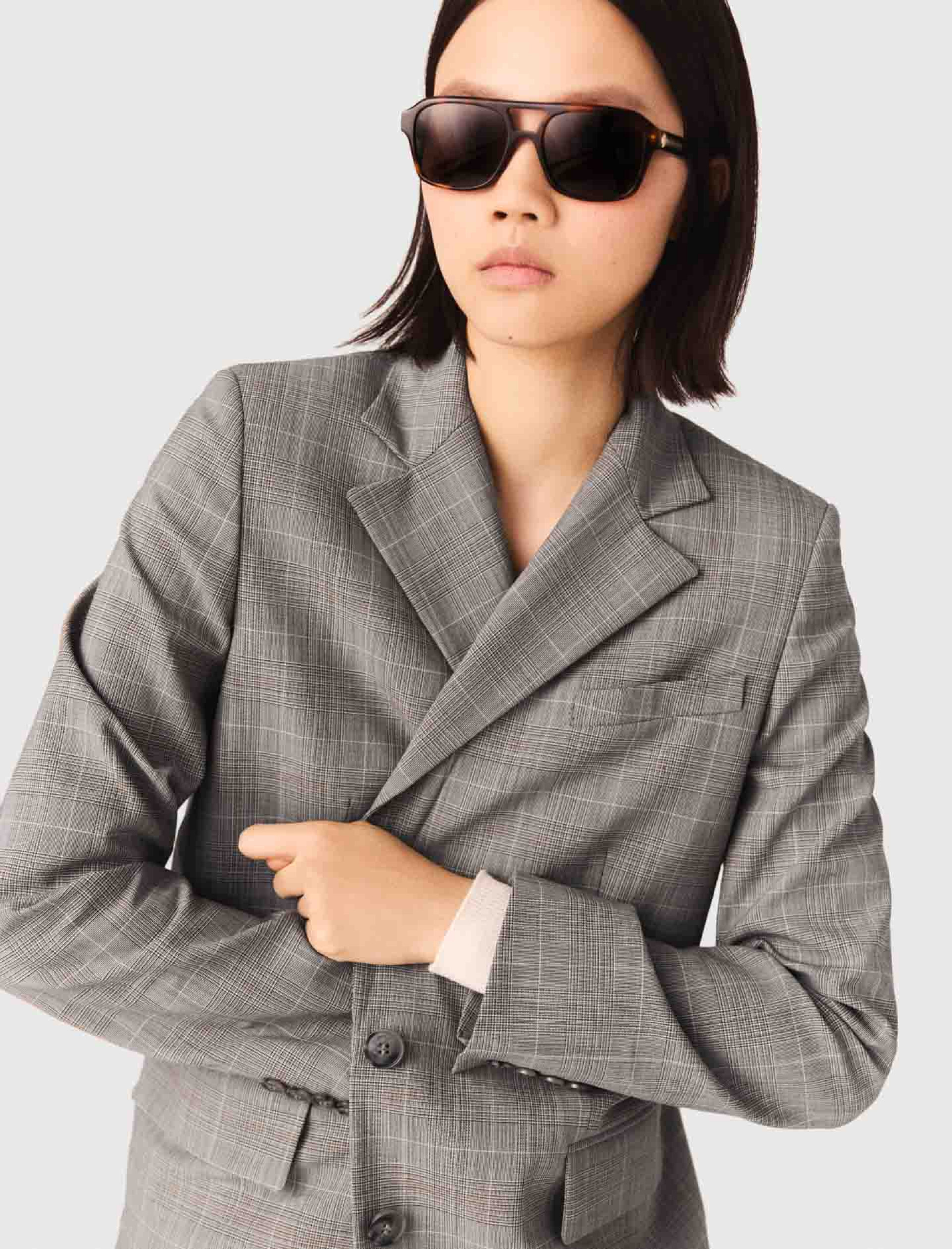 Жіночий сірий картатий жакет Жіночий сірий картатий жакет