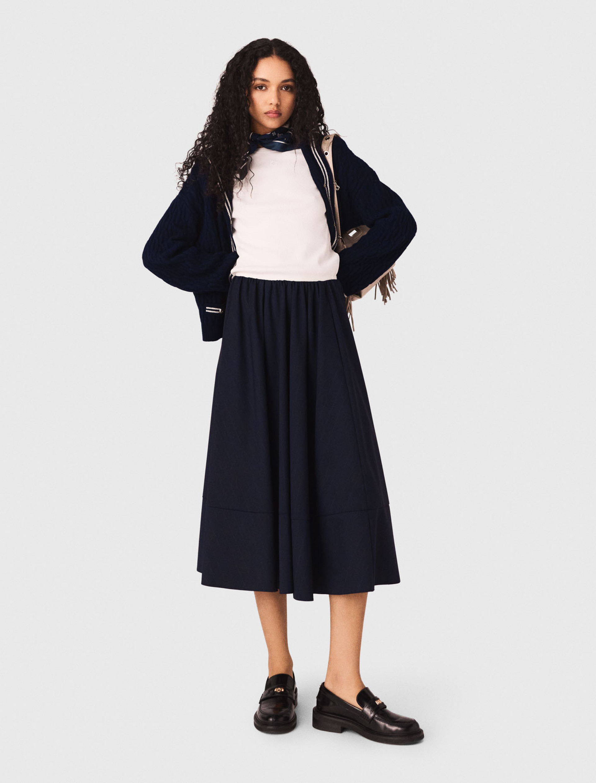 Жіноча синя спідниця у смужку середньої довжини Жіноча синя спідниця у смужку середньої довжини