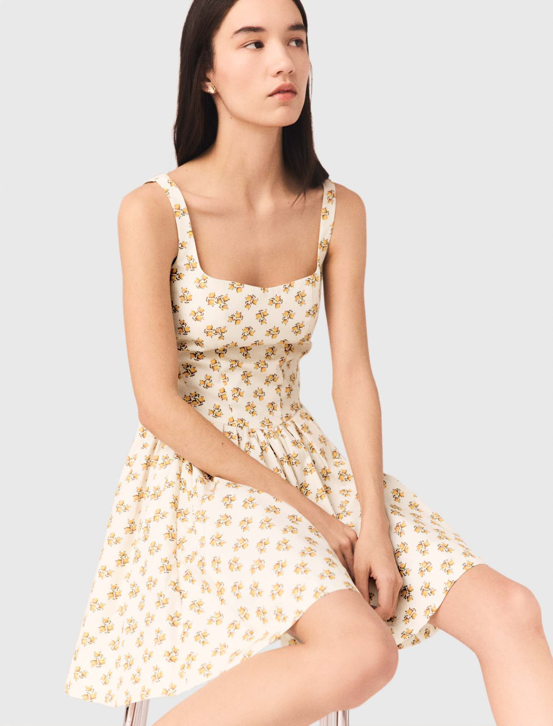 Женское короткое платье с цветочным принтом