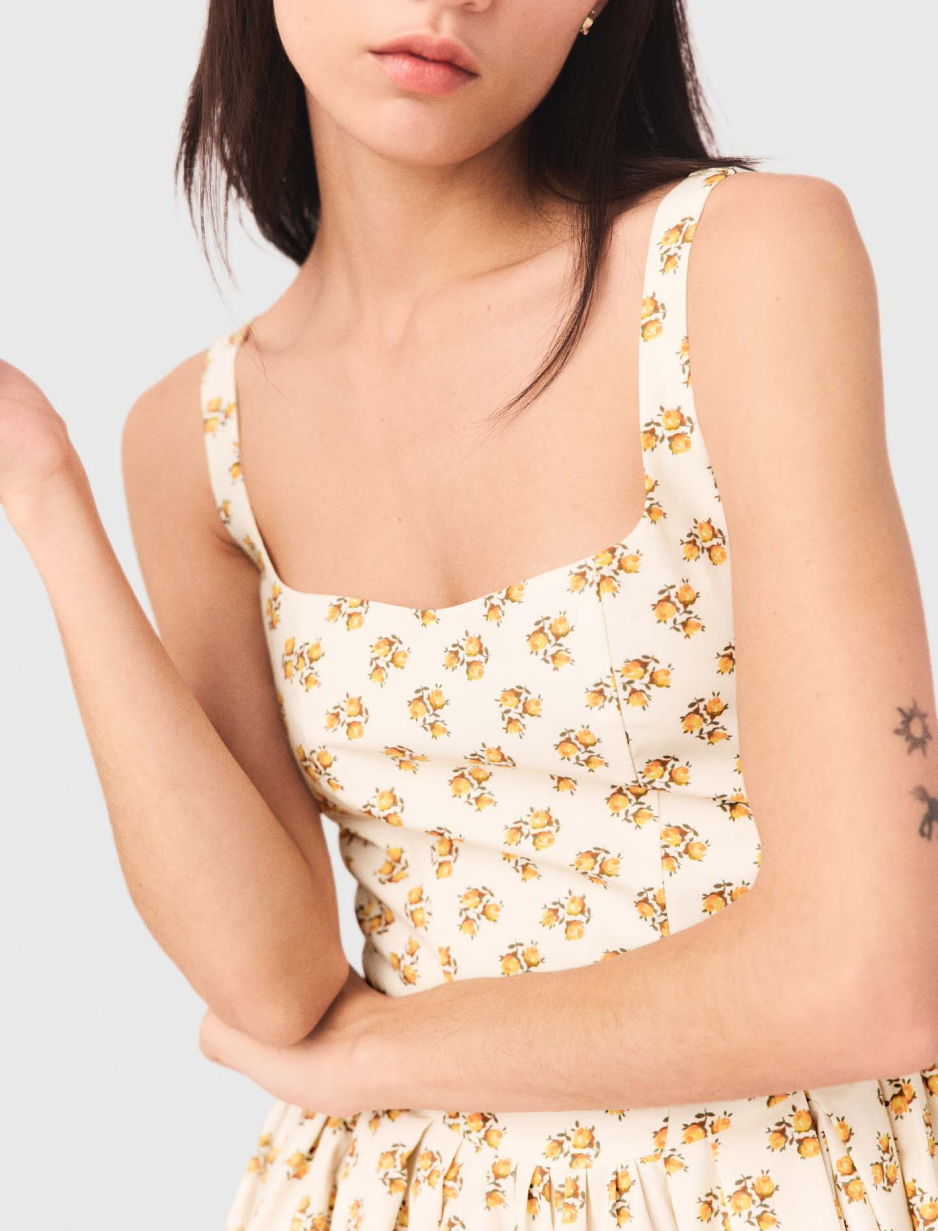 Женское короткое платье с цветочным принтом