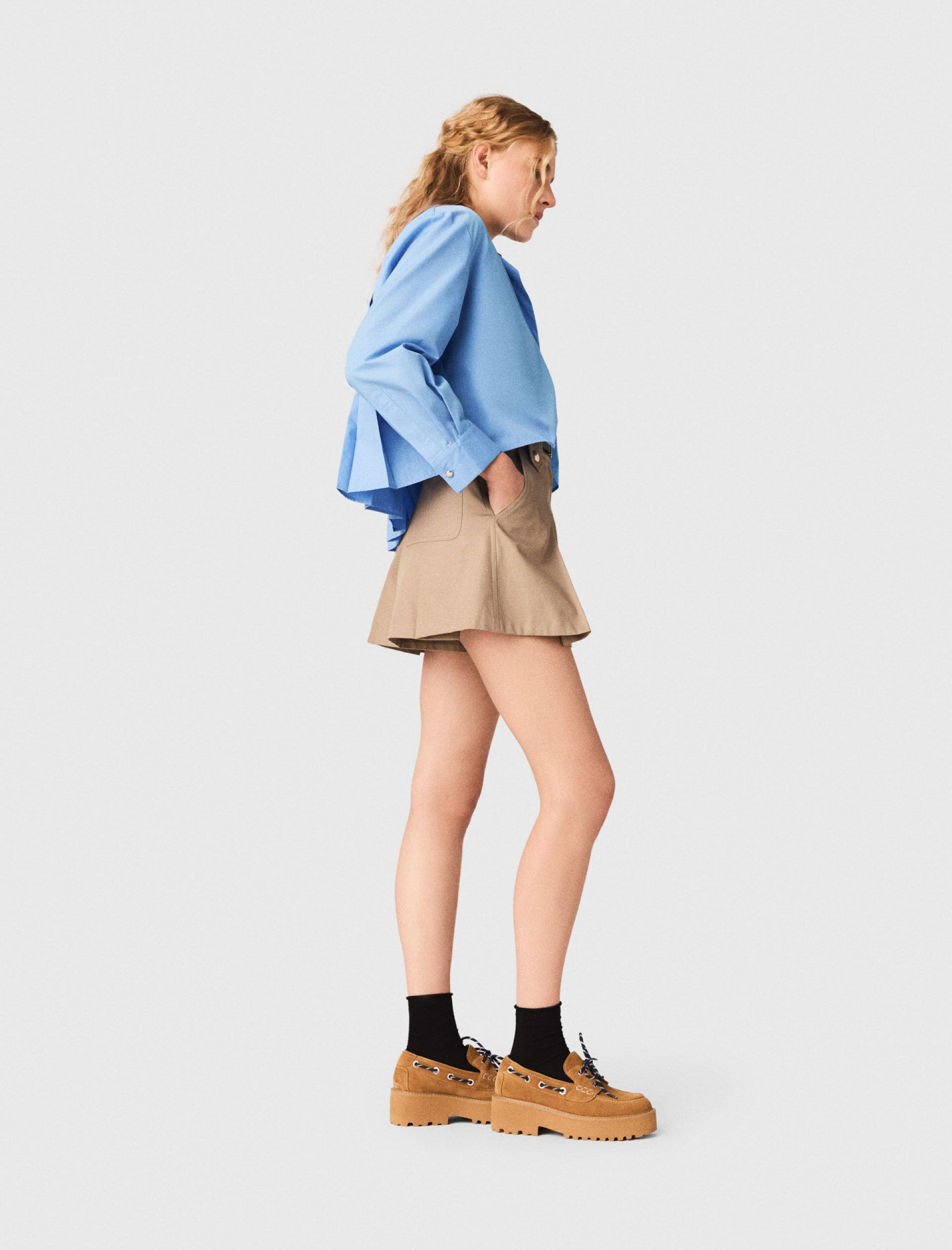 Жіночі бежеві шорти зі складками