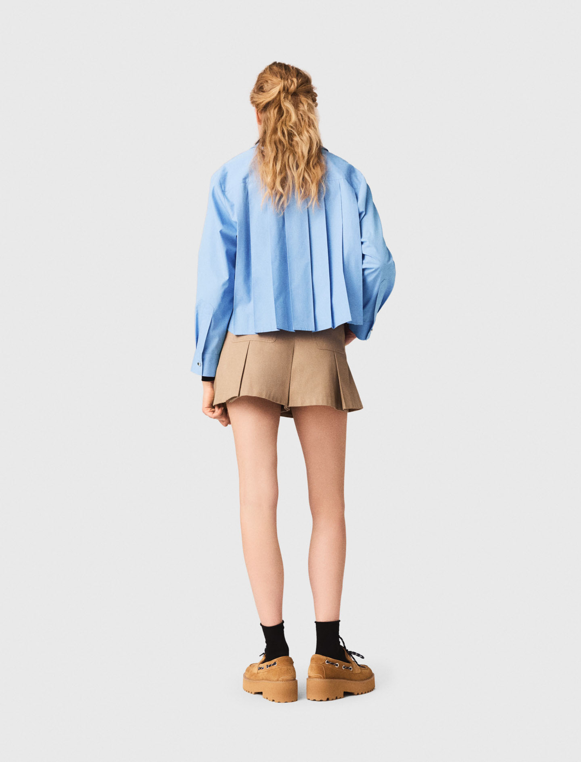 Жіночі бежеві шорти зі складками