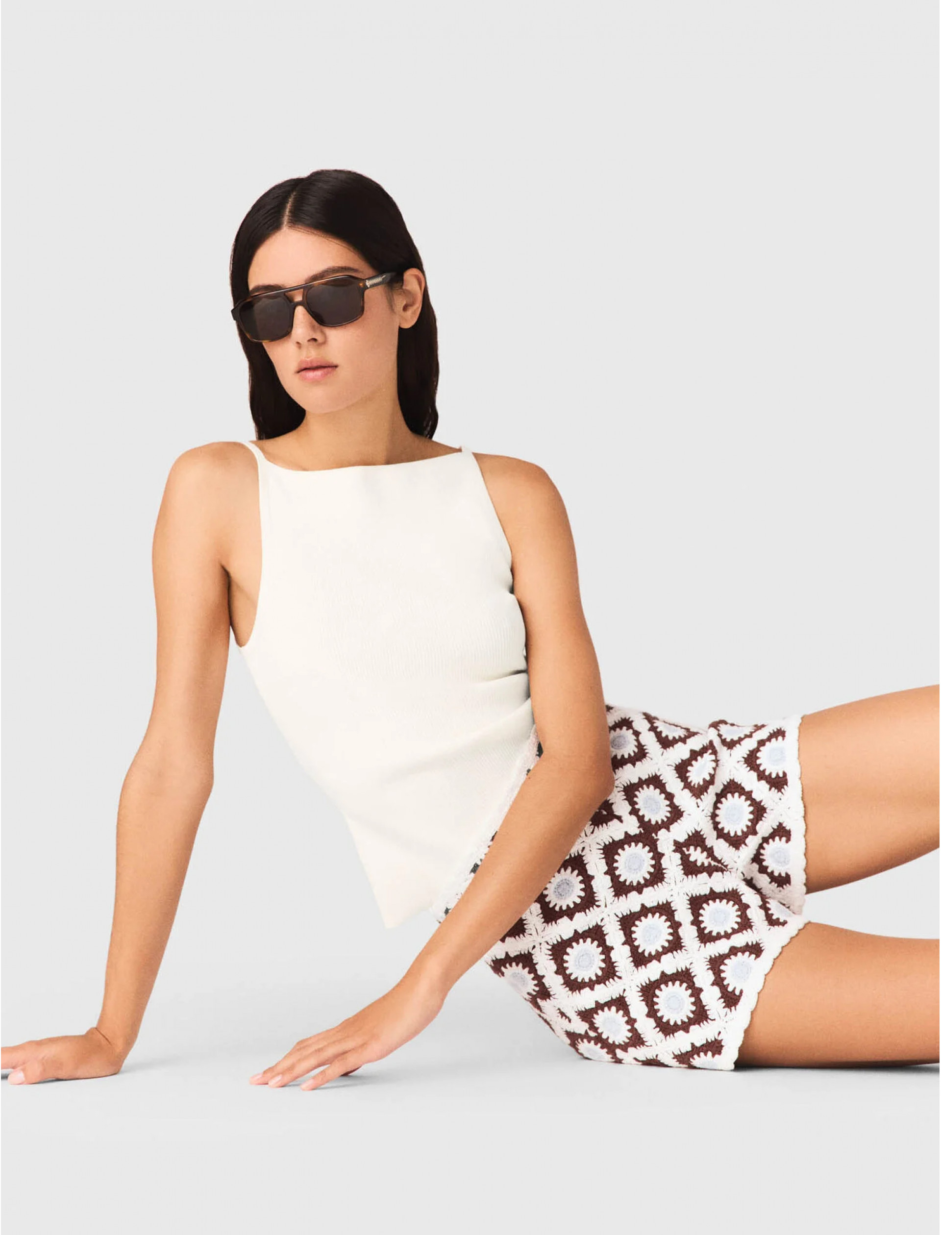 Жіночі в'язані шорти з квітковим візерунком