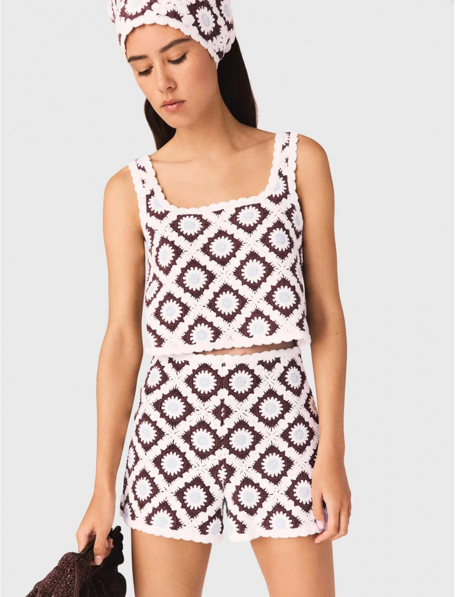 Женский вязаный топ с цветочным узором