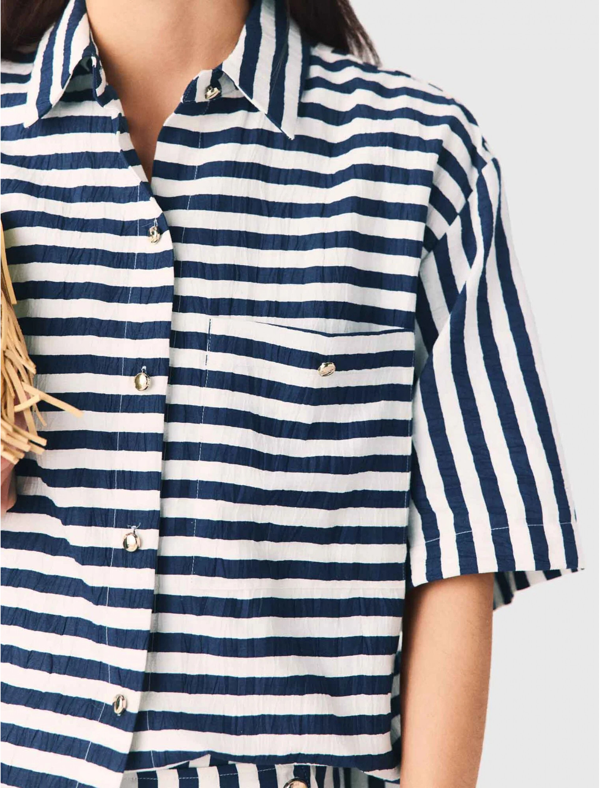 Жіноча смугаста сорочка з нагрудною кишенею