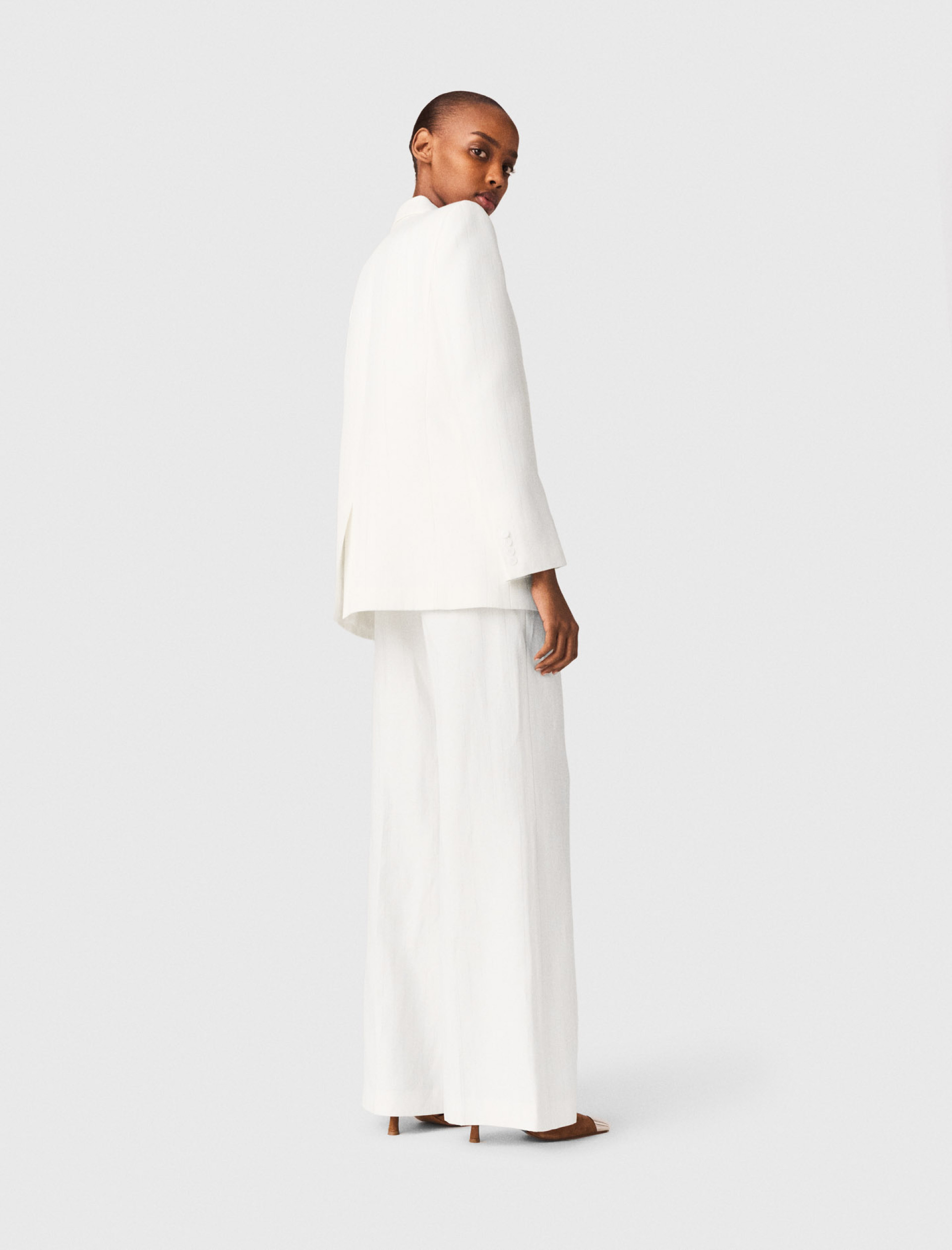 Жіночий білий двобортний жакет у смужку Жіночий білий двобортний жакет у смужку