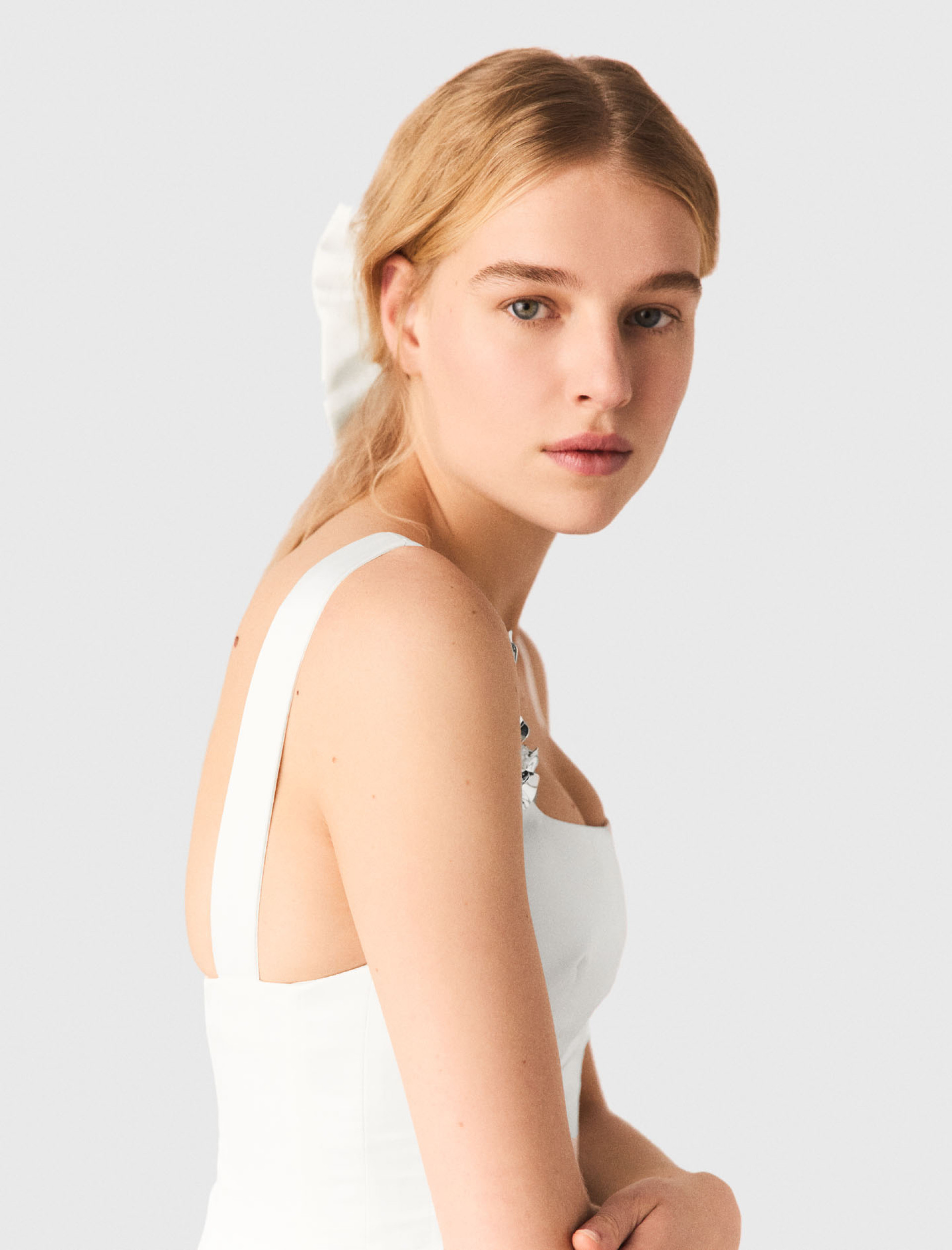 Жіноча біла атласна сукня Жіноча біла атласна сукня