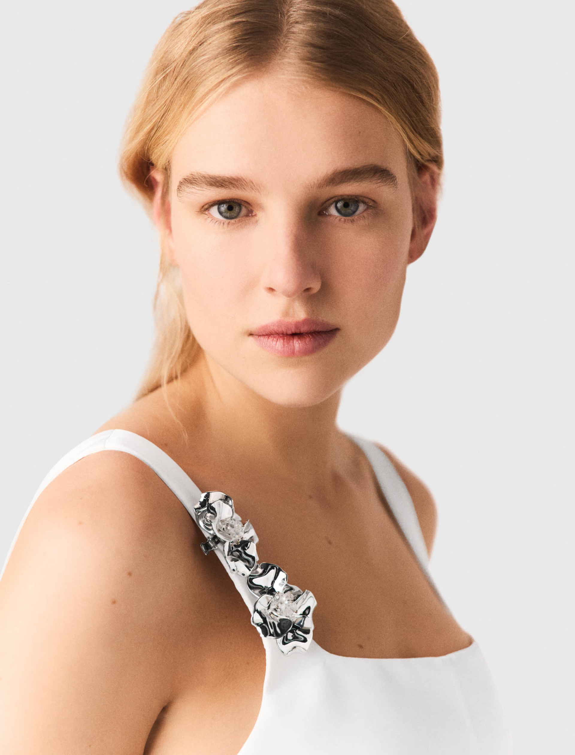 Жіноча біла атласна сукня Жіноча біла атласна сукня