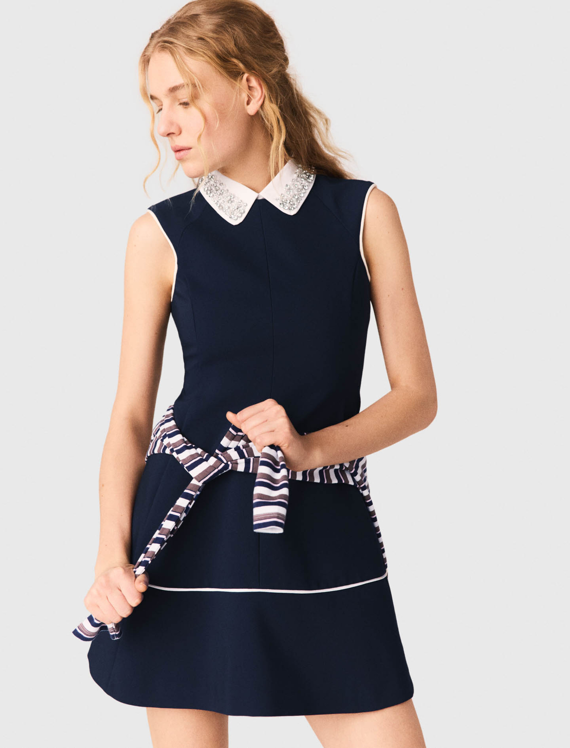 Жіноча сукня А-силуету з контрастним оздобленням