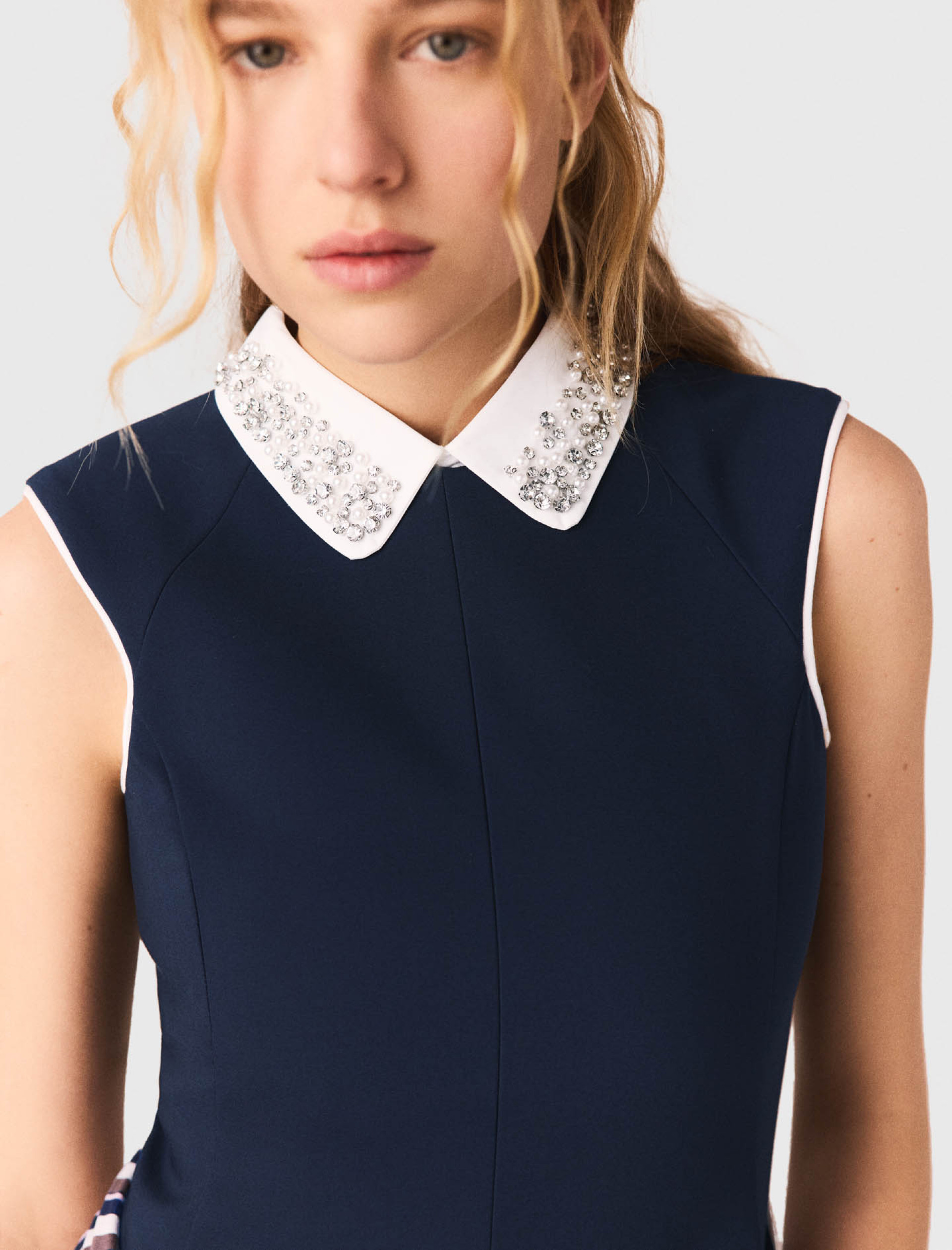 Жіноча сукня А-силуету з контрастним оздобленням