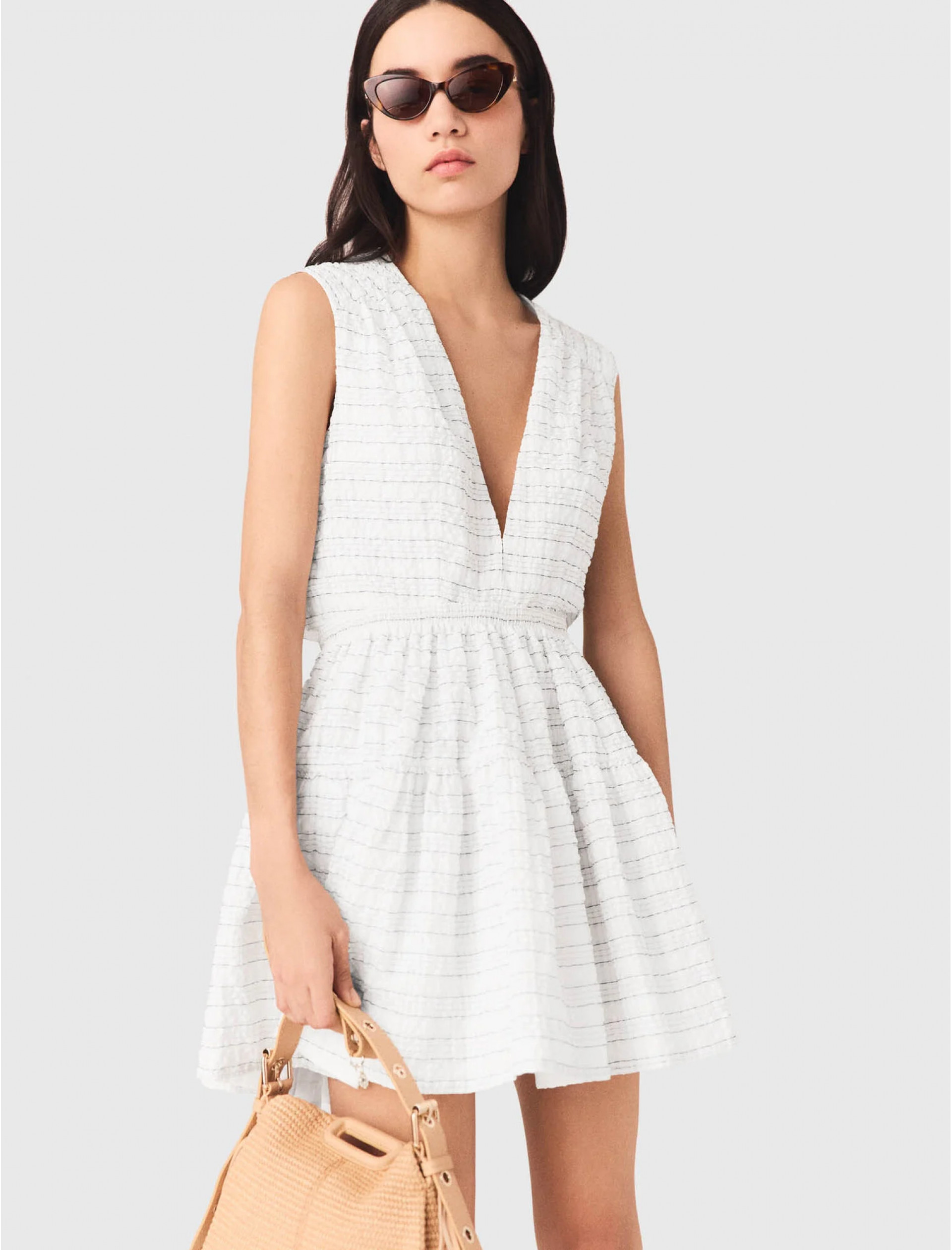 Женское короткое полосатое платье с открытой спиной