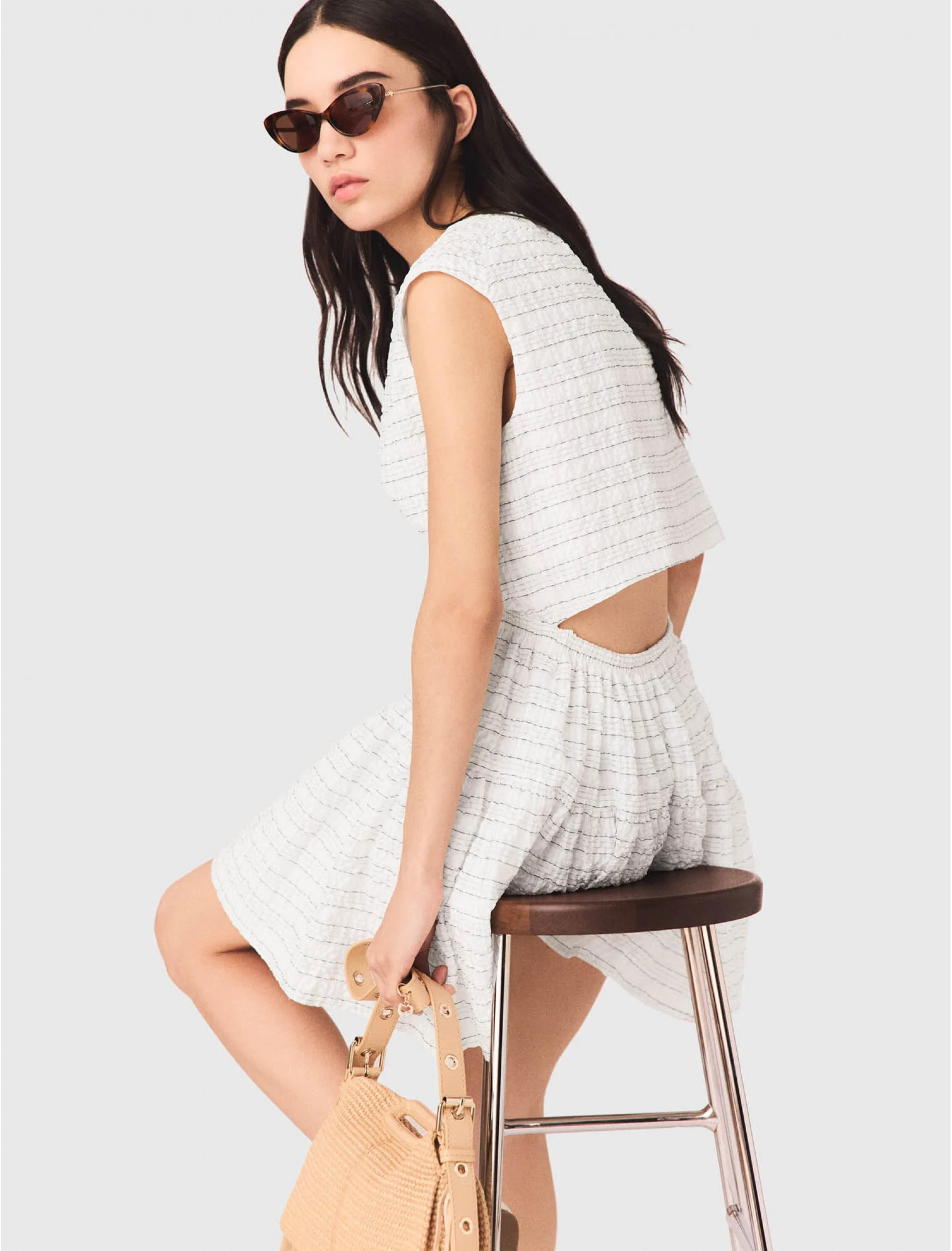 Женское короткое полосатое платье с открытой спиной