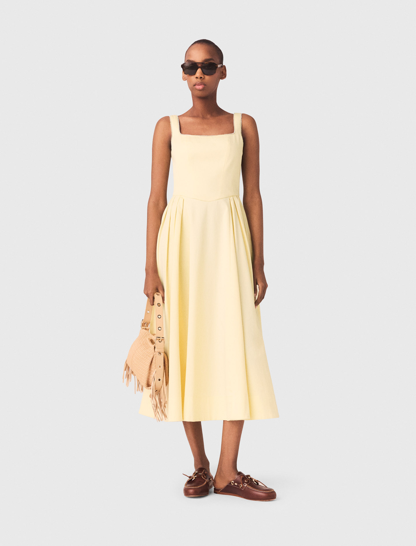 Женское желтое платье миди с отделкой стразами