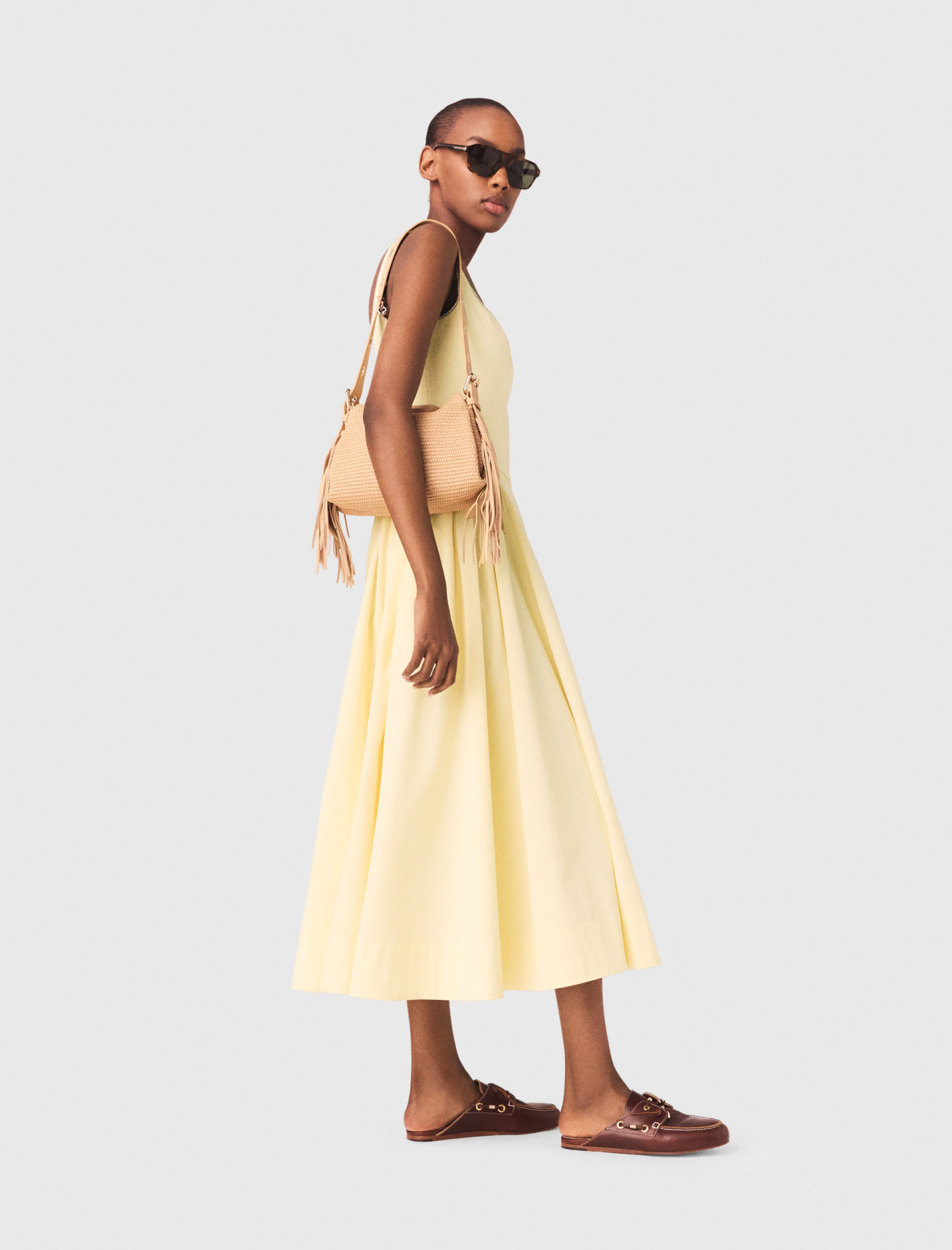 Женское желтое платье миди с отделкой стразами