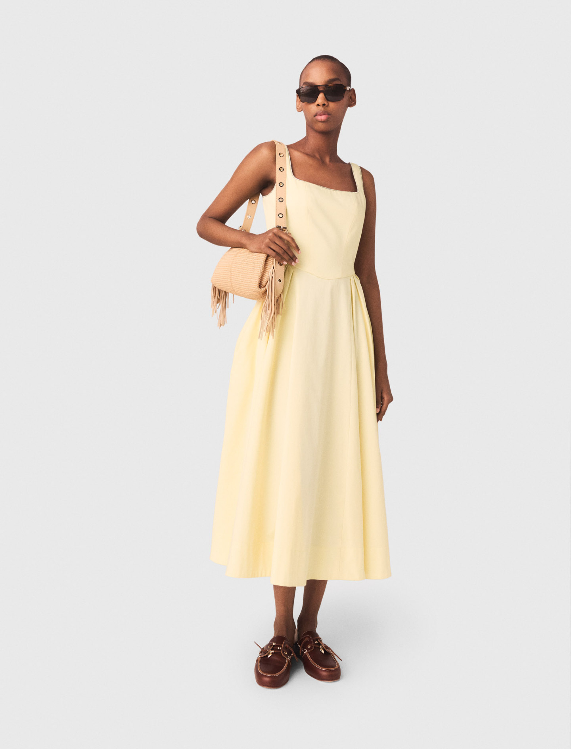 Женское желтое платье миди с отделкой стразами