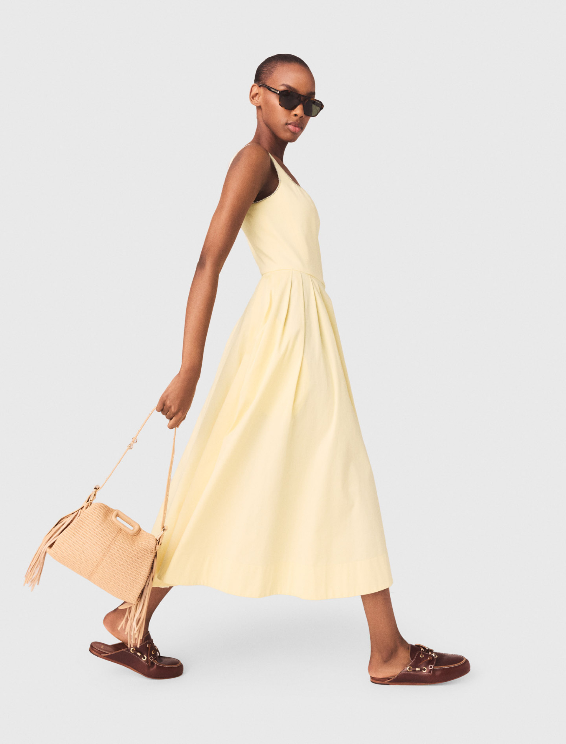 Женское желтое платье миди с отделкой стразами