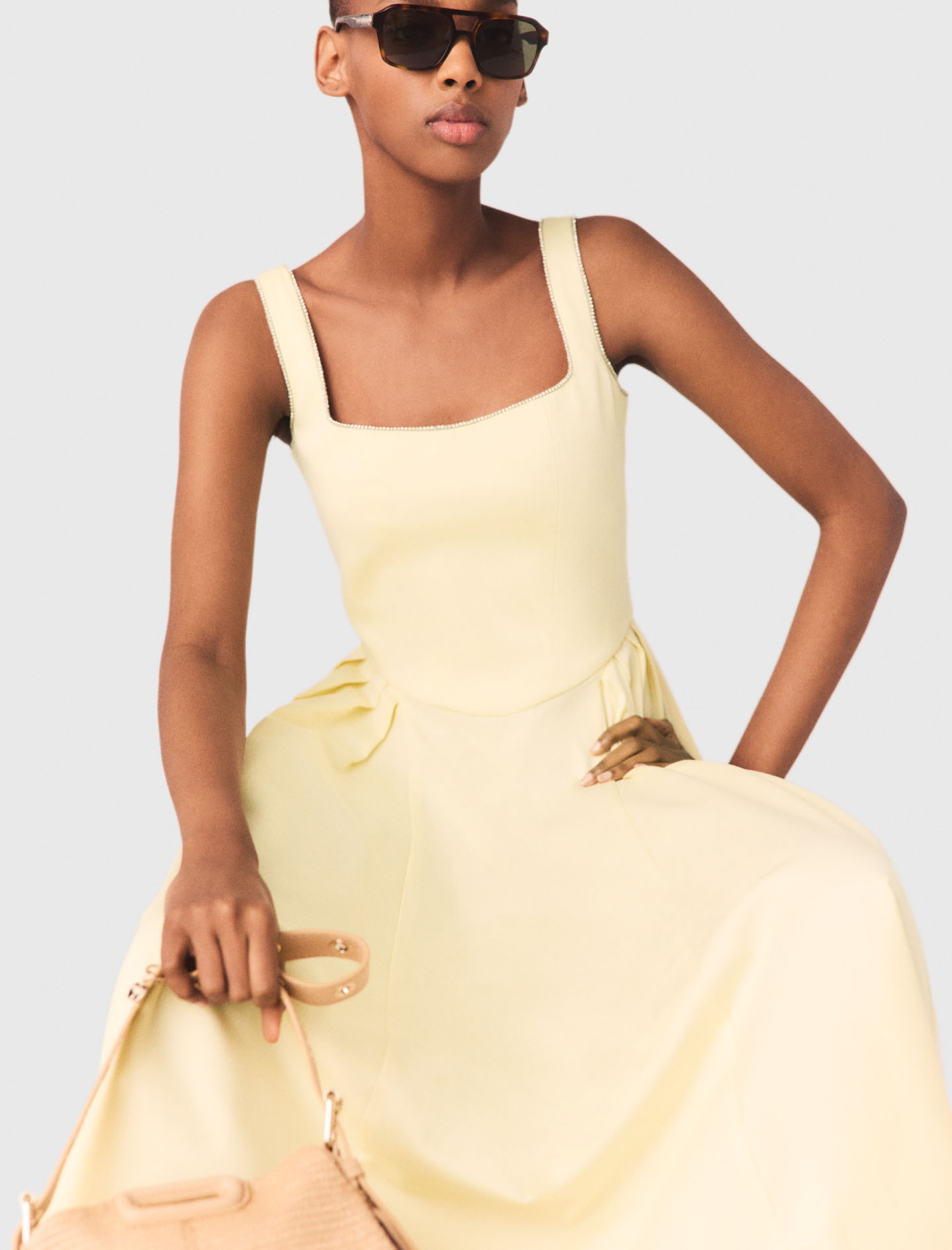 Женское желтое платье миди с отделкой стразами