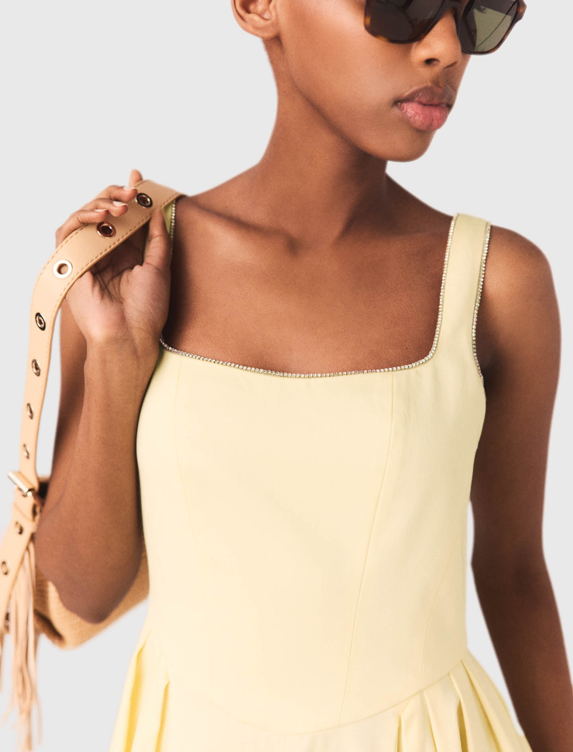 Женское желтое платье миди с отделкой стразами