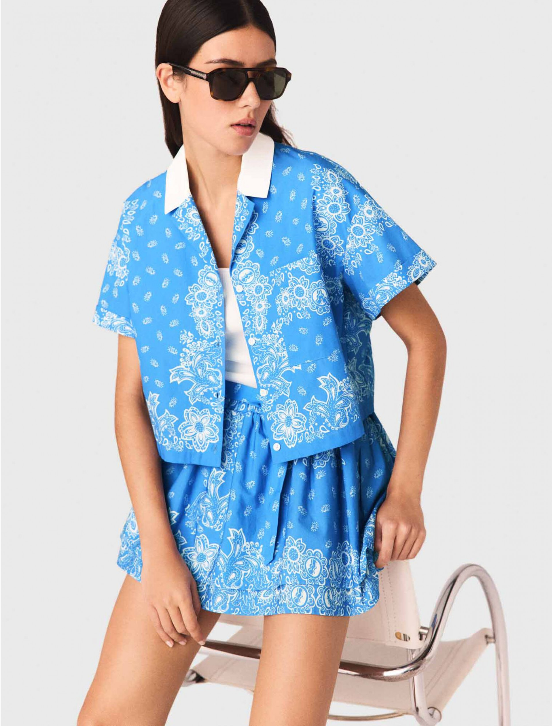 Жіноча сорочка з принтом та контрастним коміром