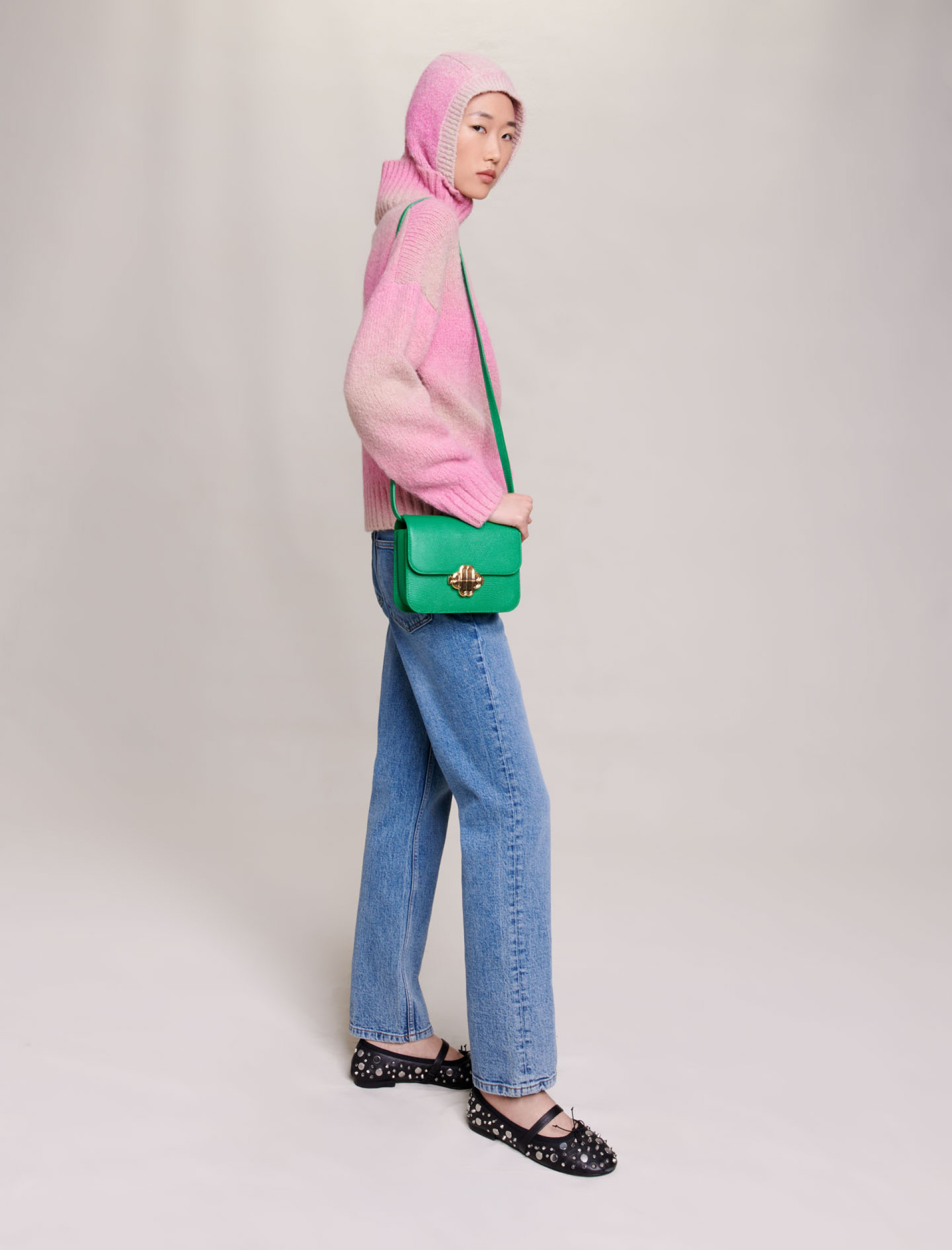 Жіночий рожевий светр з високим коміром