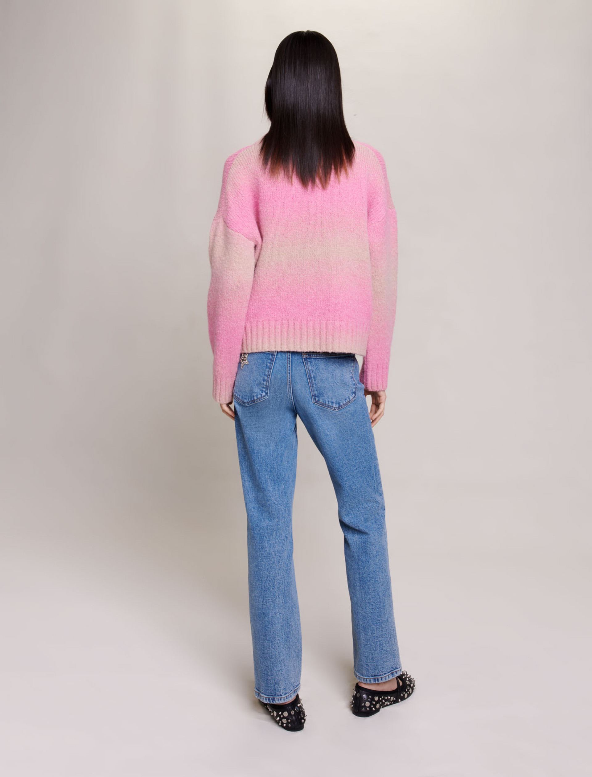 Жіночий рожевий светр з високим коміром