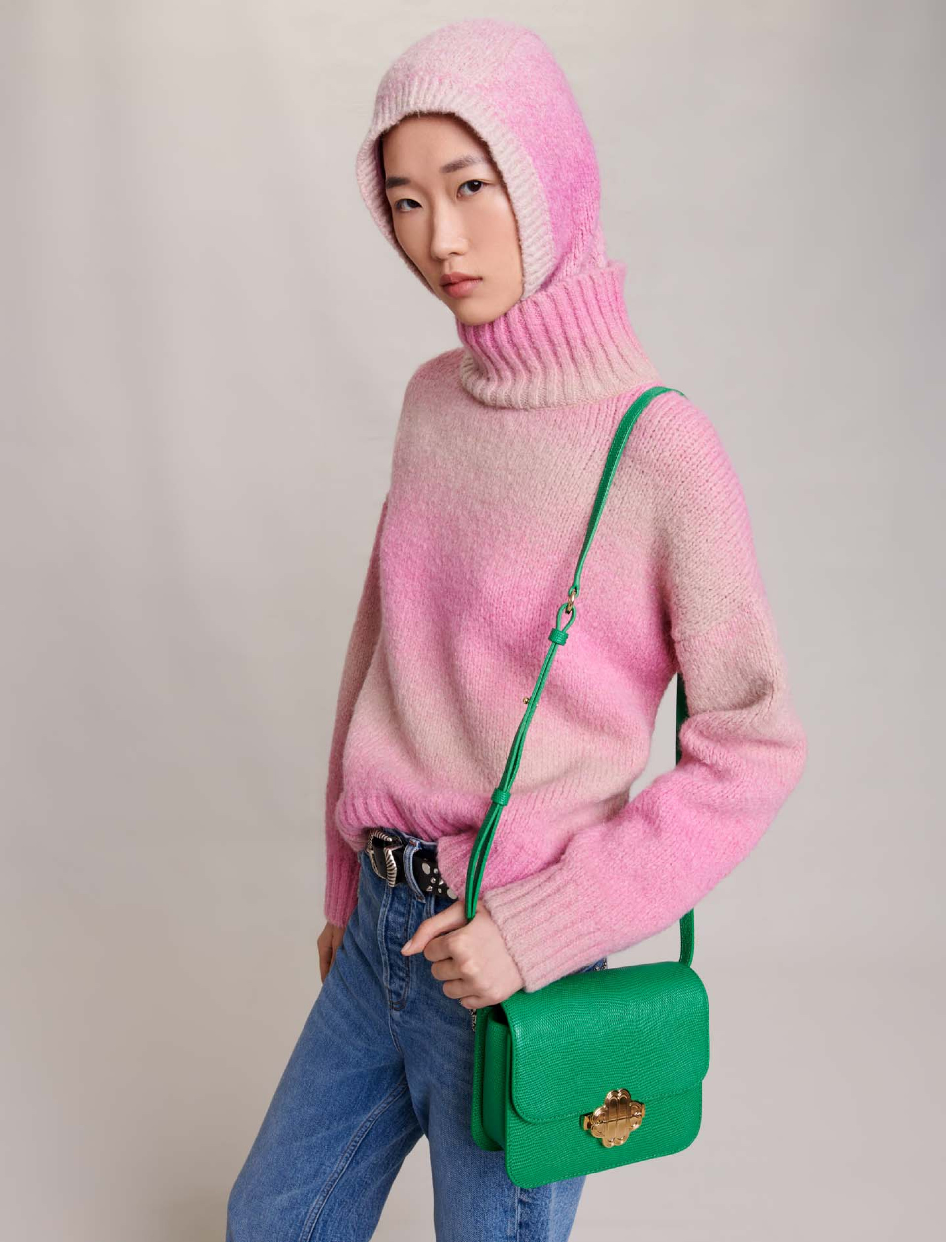 Жіночий рожевий светр з високим коміром