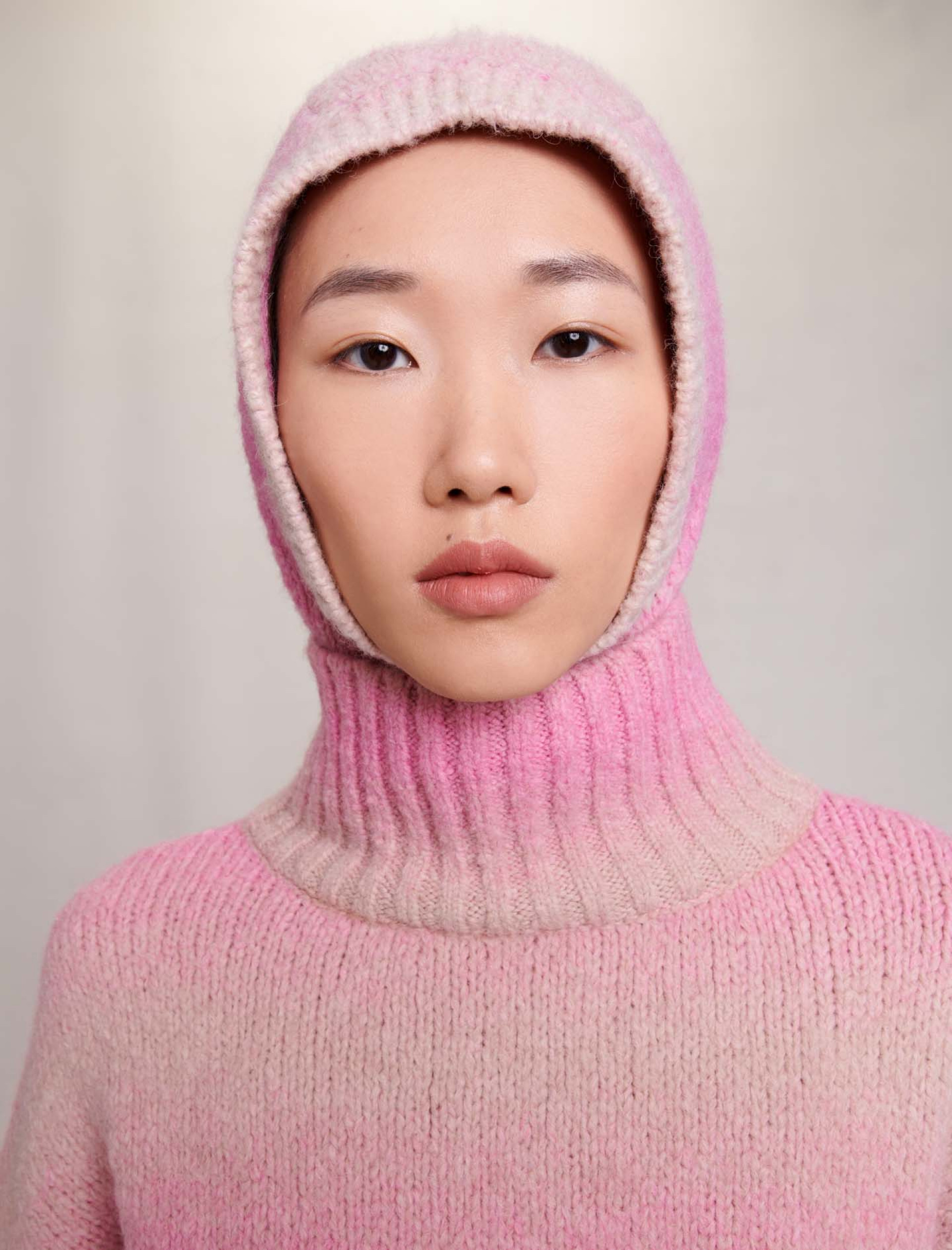 Жіночий рожевий светр з високим коміром