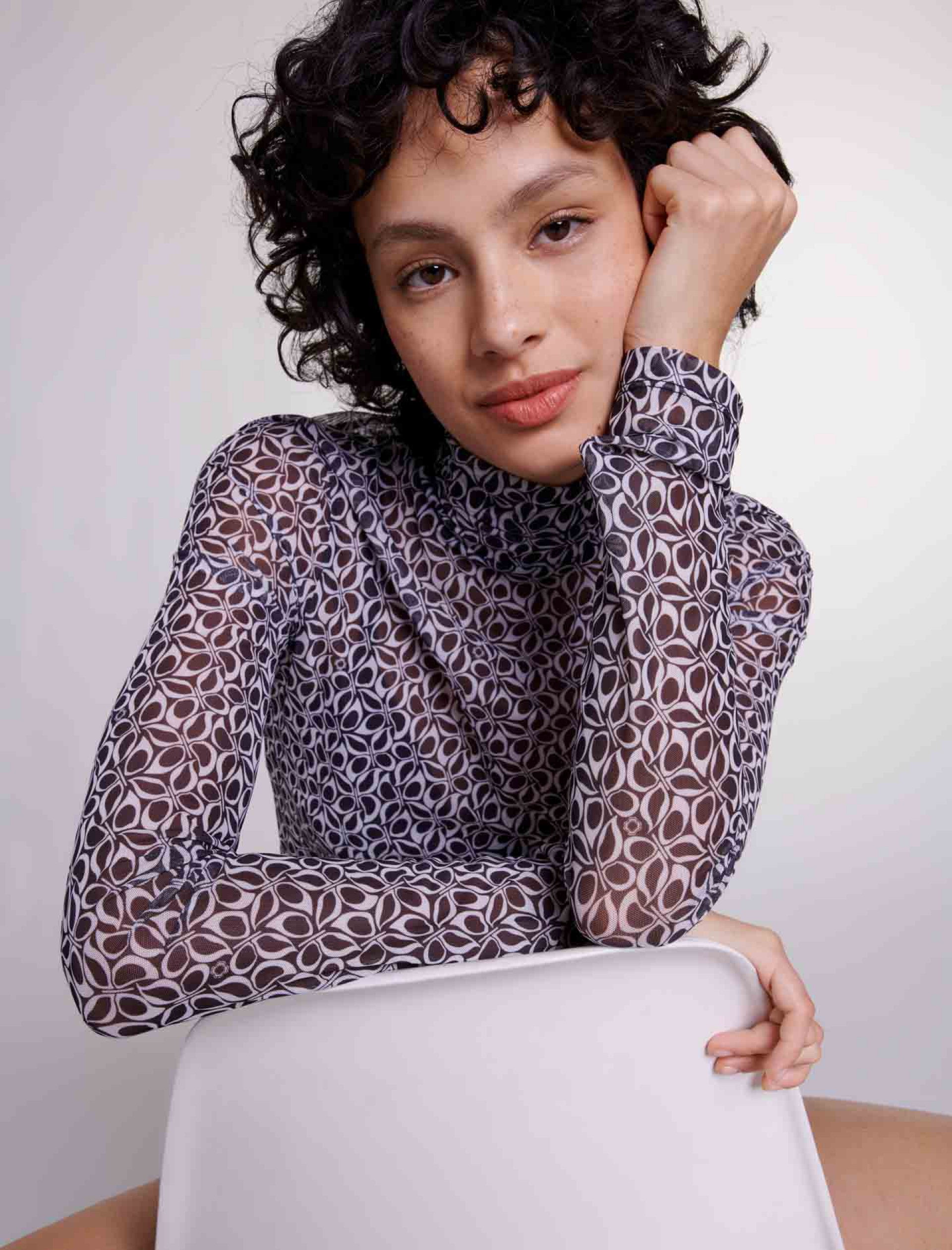 Жіноча чорна теніска Жіноча чорна теніска