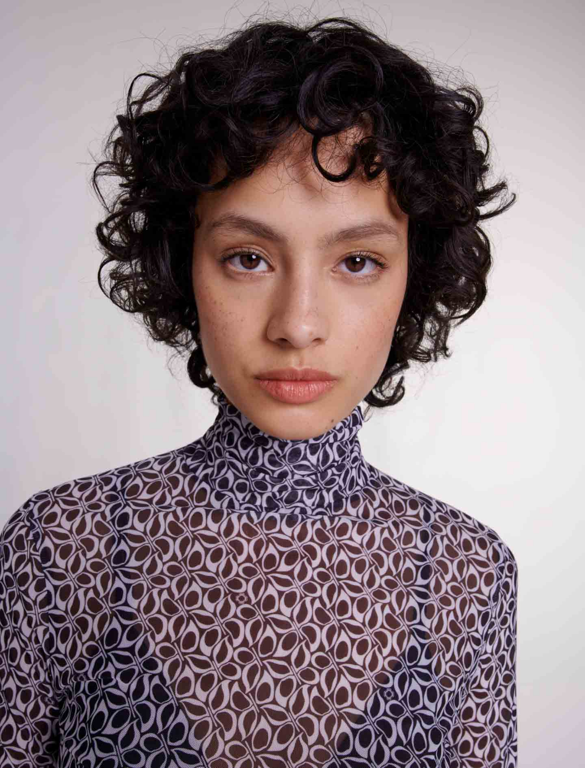 Жіноча чорна теніска Жіноча чорна теніска