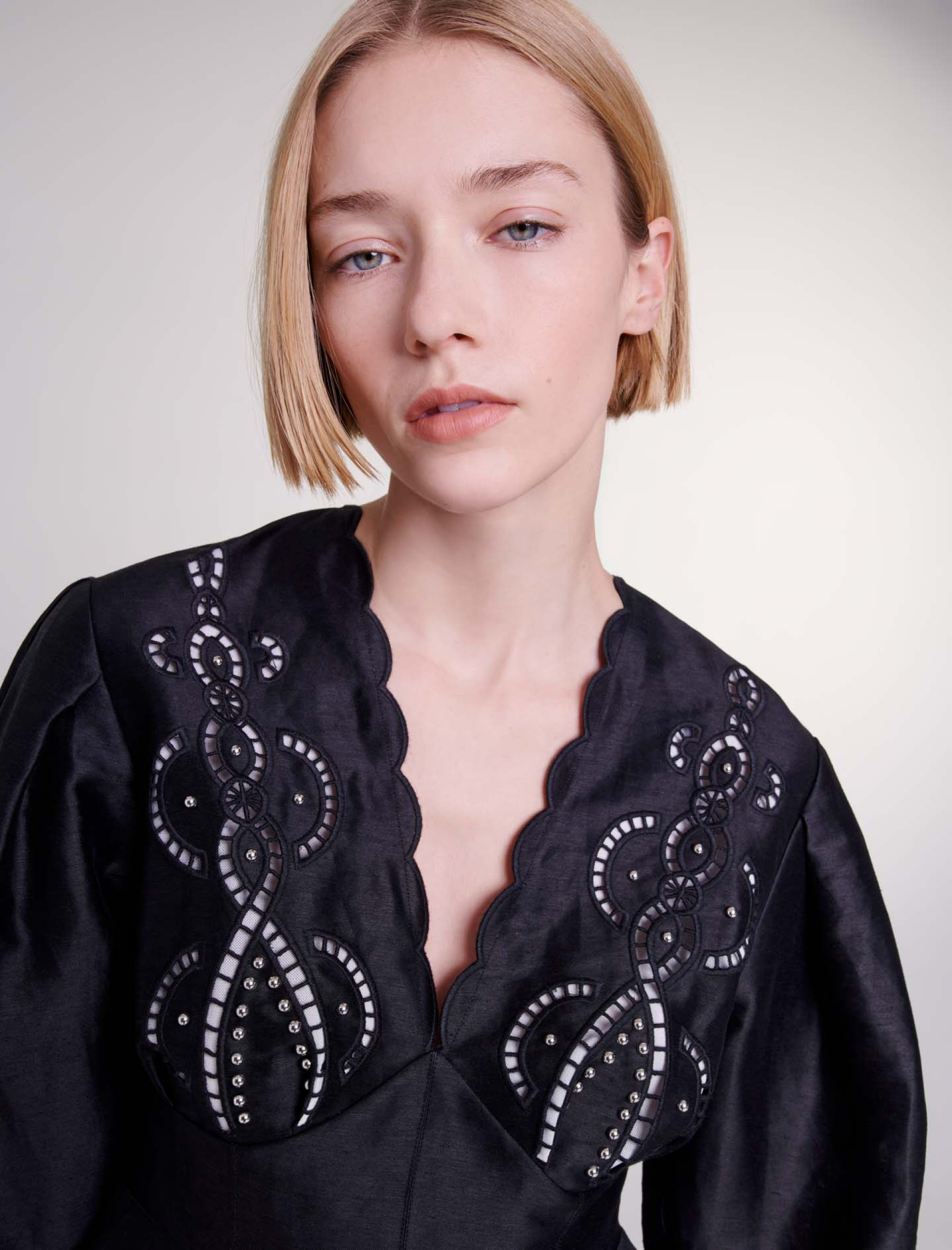 Короткое льняное платье с вышивкой