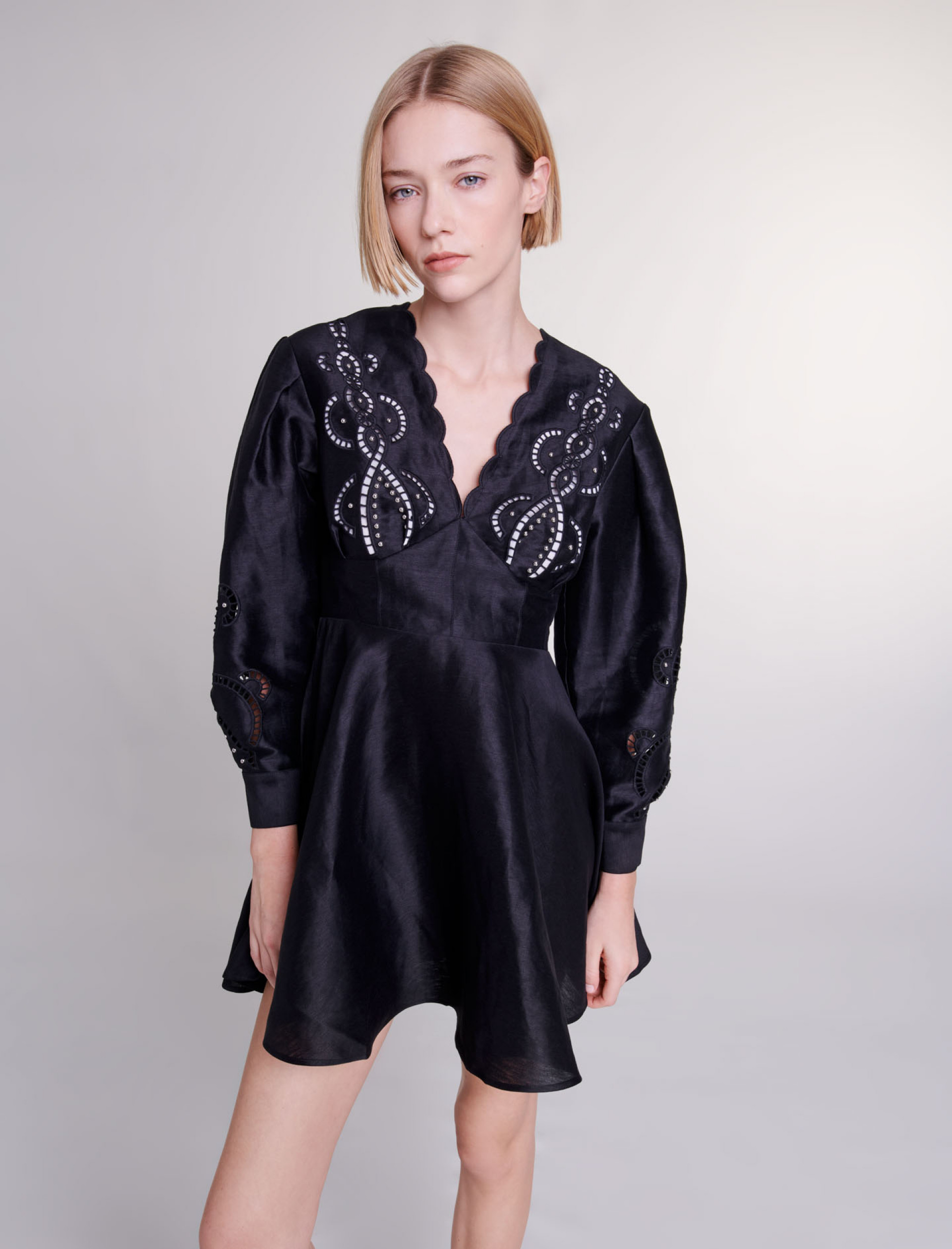 Короткое льняное платье с вышивкой