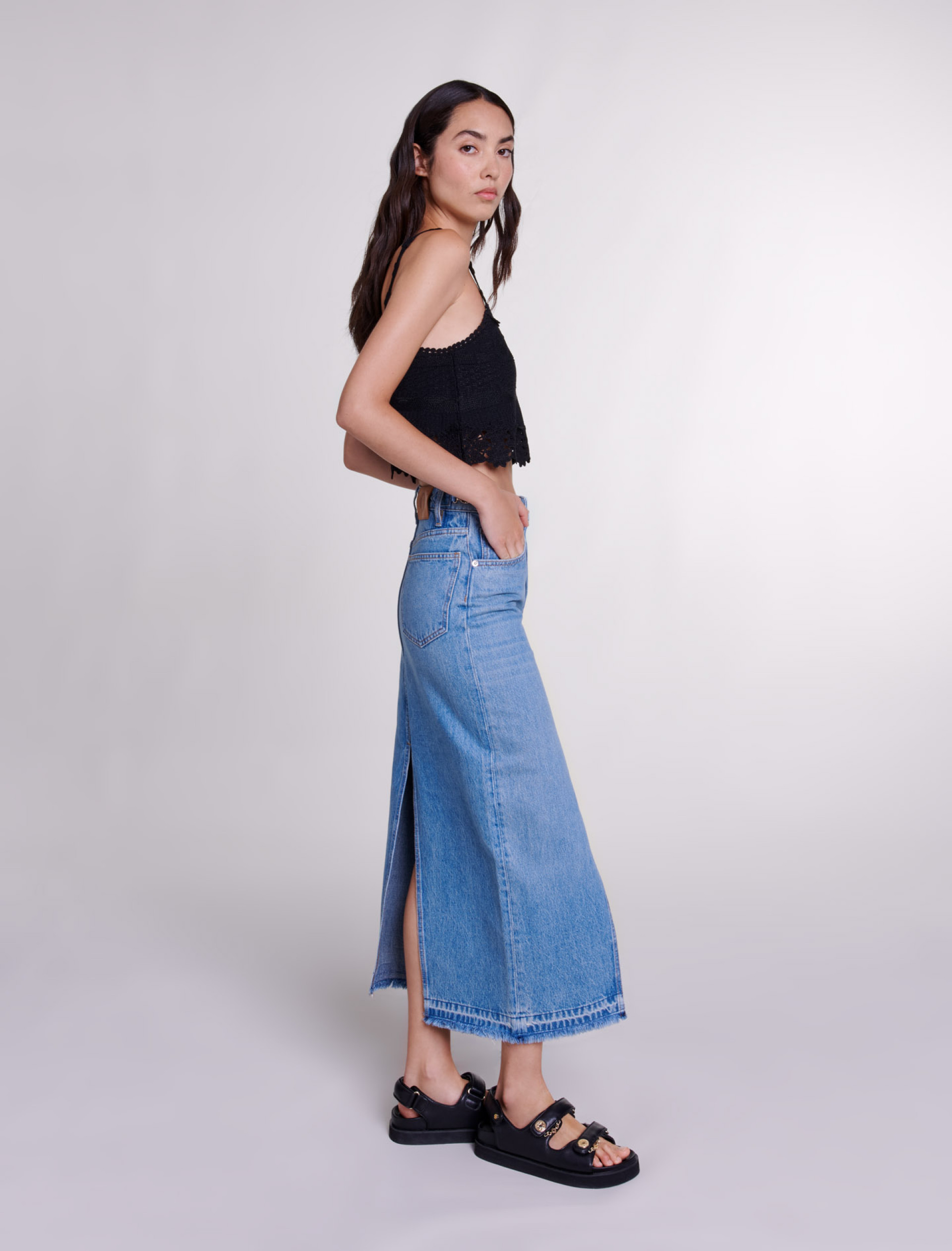 Короткий топ , декорированный гипюром.