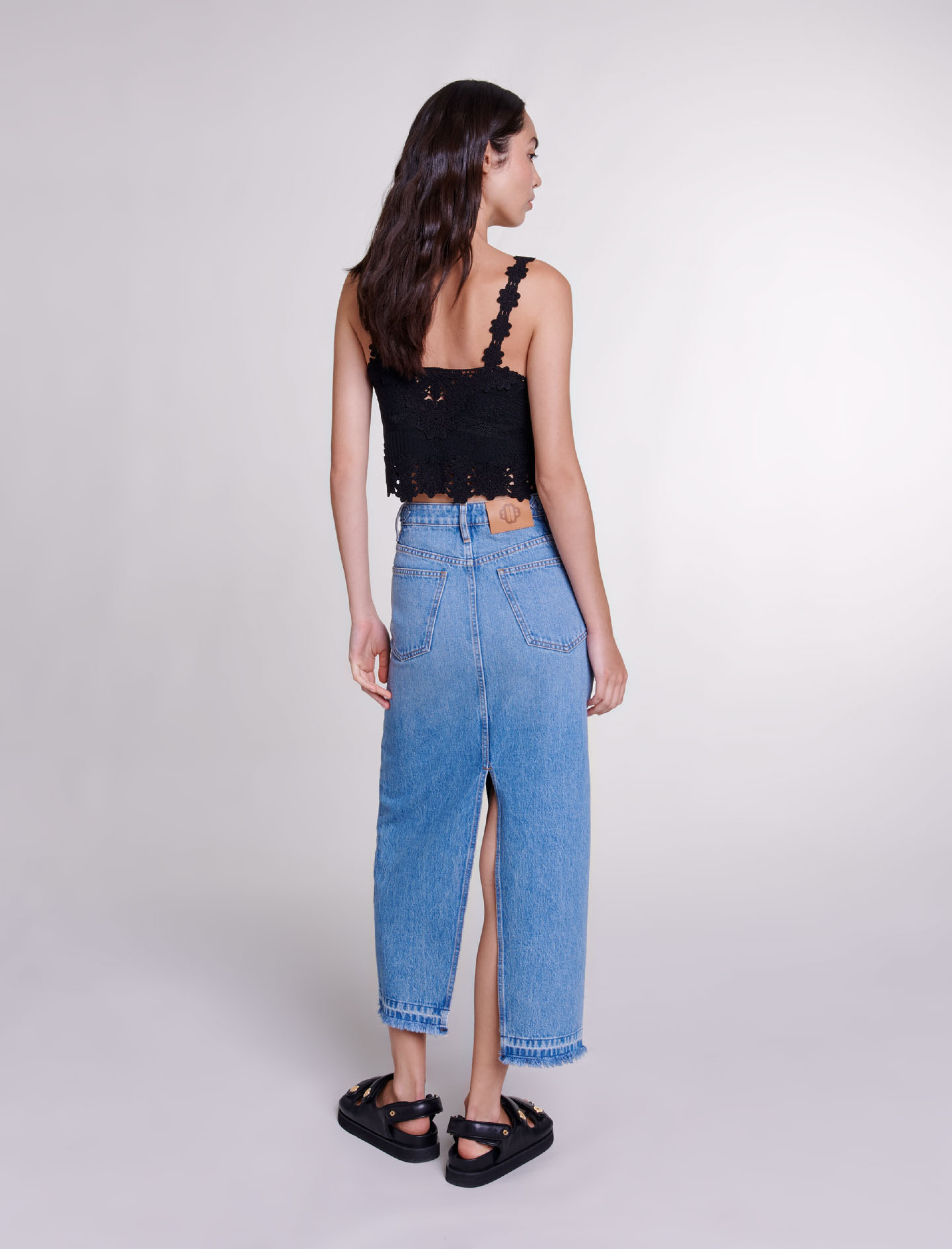 Короткий топ , декорированный гипюром.