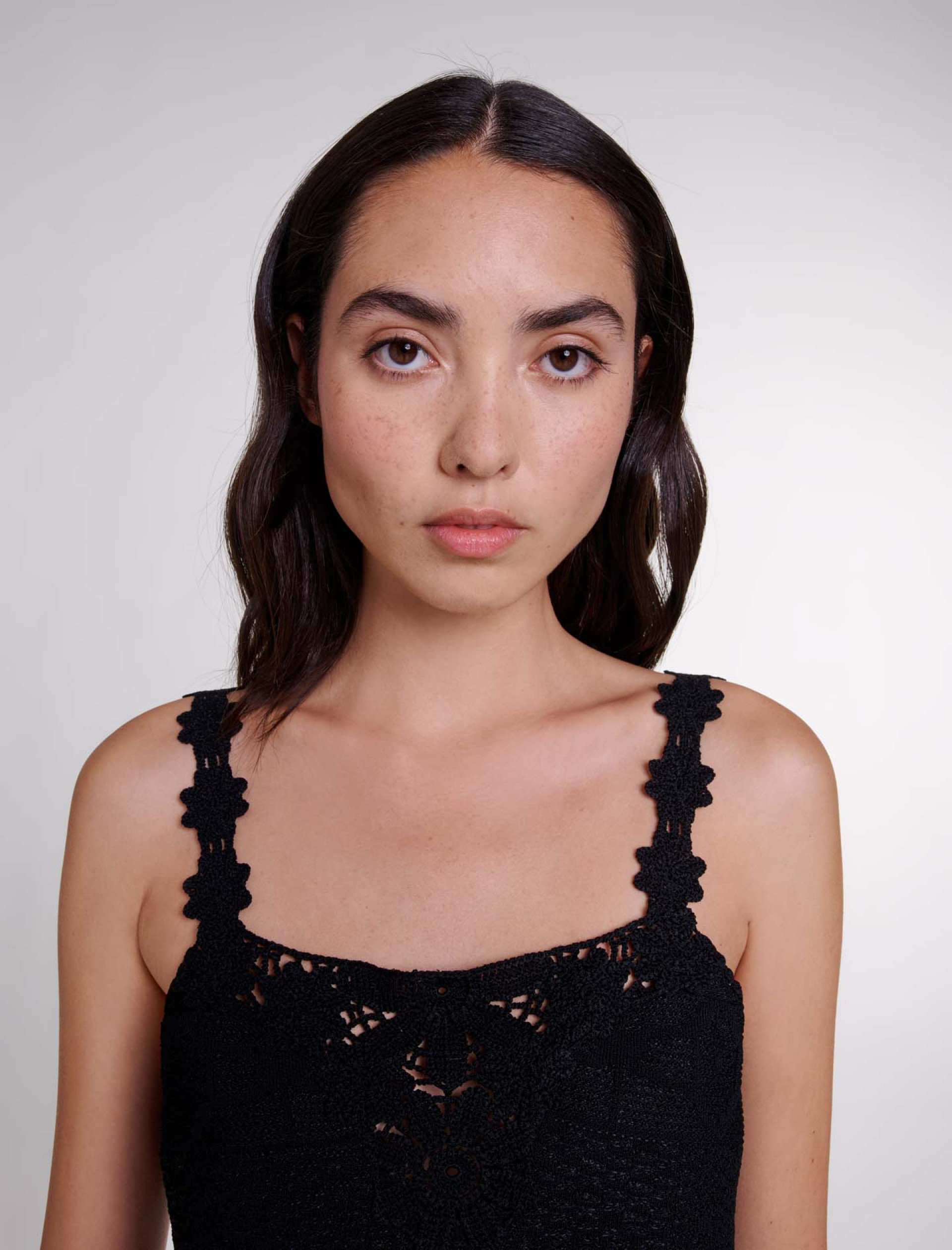 Короткий топ , декорированный гипюром.