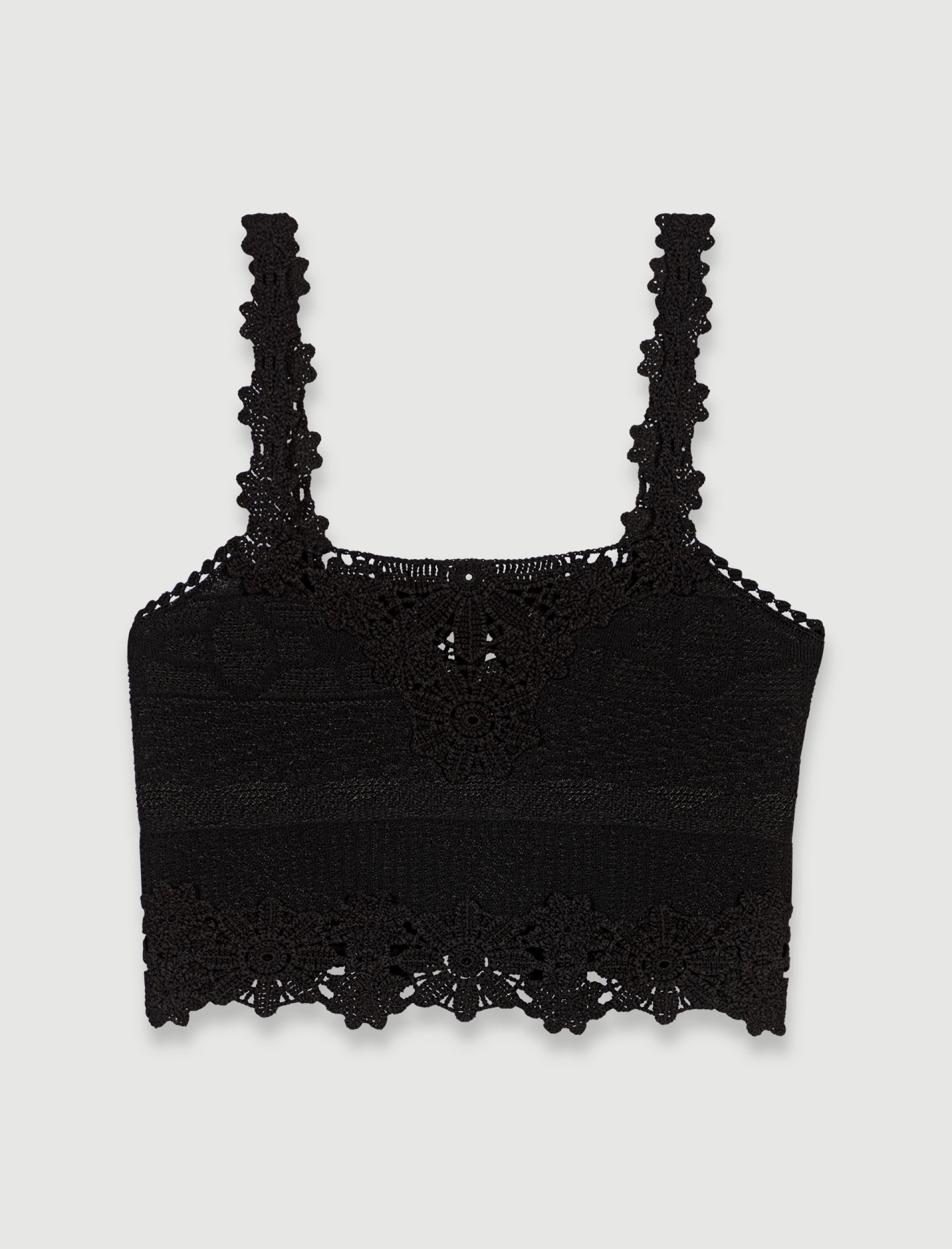 Короткий топ , декорированный гипюром.